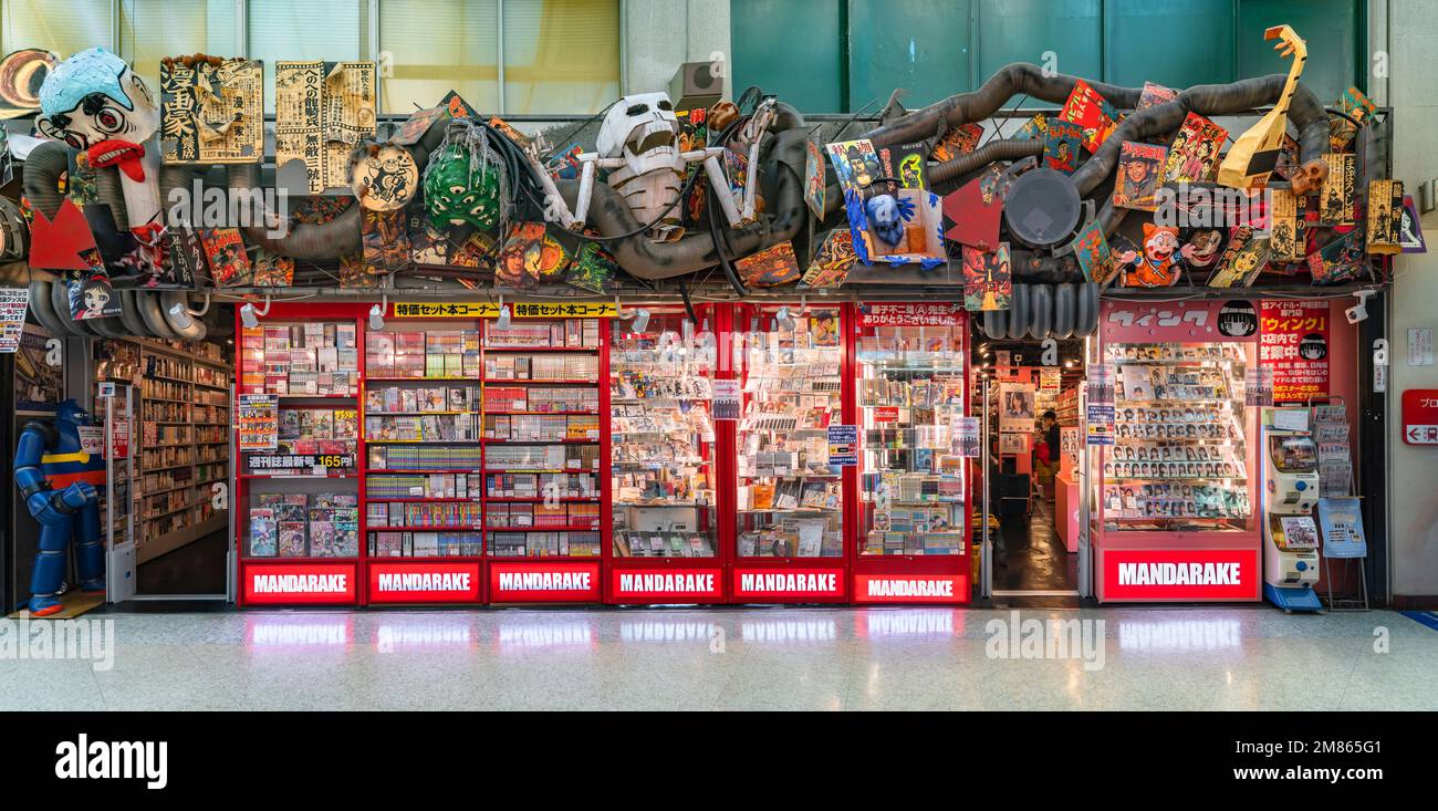 tokyo, giappone - agosto 06 2022: Vista panoramica della facciata del negozio Mandarake specializzati in manga e anime-relative con scaffali pieni di fumetti usati b Foto Stock