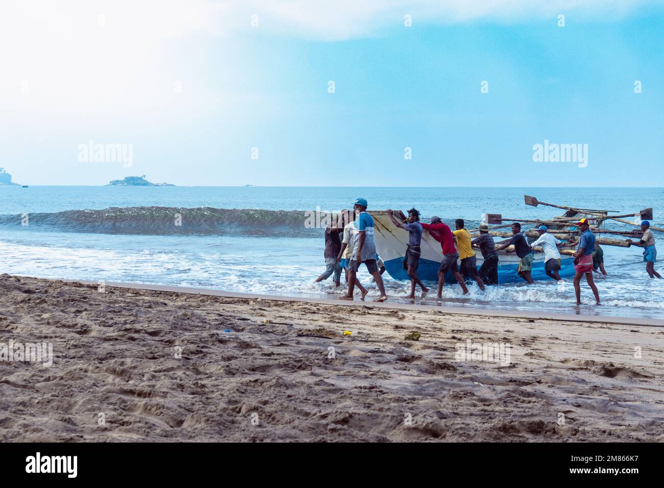 I pescatori tirano le loro reti sulla spiaggia. Foto Stock