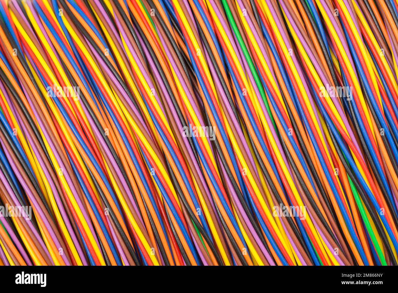 Primo piano di un cavo elettrico multicolore a scartamento ridotto avvolto intorno alla sagoma (centro della maga ragionevolmente appiattito). Per l'identificazione del colore del filo incrociato Foto Stock