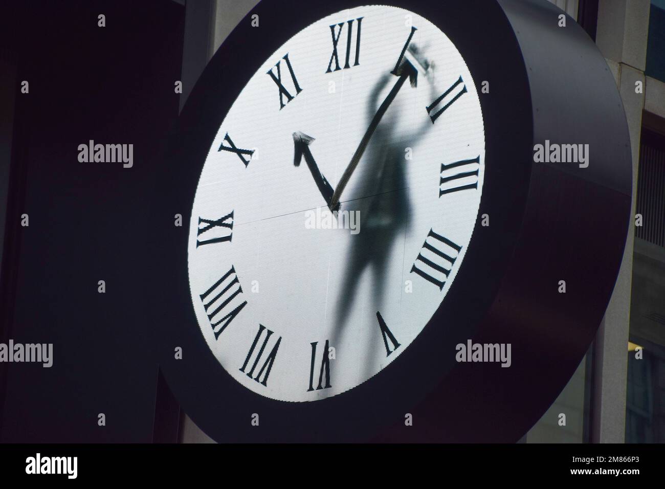 Londra, Regno Unito, 12th gennaio 2023. Un orologio accanto alla stazione  di Paddington con un "uomo intrappolato all'interno" che cambia  continuamente l'ora. Il quadrante dell'orologio è uno schermo con il video  di