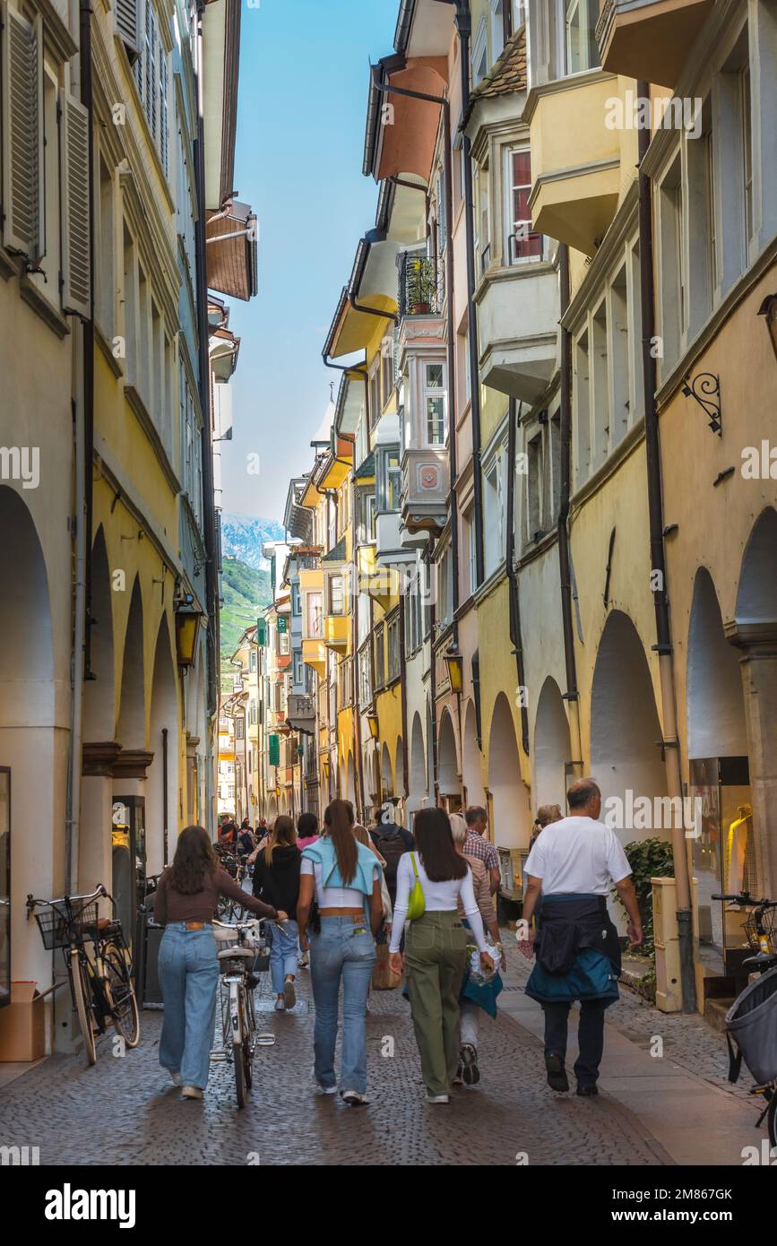 Strada del centro storico di Bolzano, vista della gente che cammina in Via Municipio (Museumstrasse), la principale via dello shopping nel centro storico di Bolzano Foto Stock