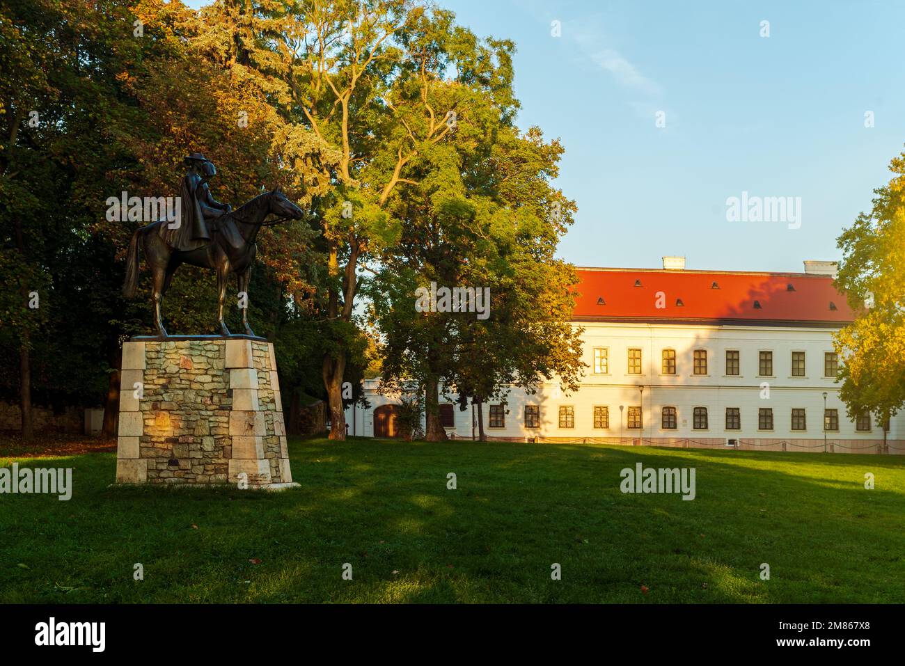 Castello Eszterhazy vicino al vecchio lago nella città di Tata Ungheria. Vista incredibile sia all'interno che all'esterno. Superba mostra e bellissimo giardino. Foto Stock