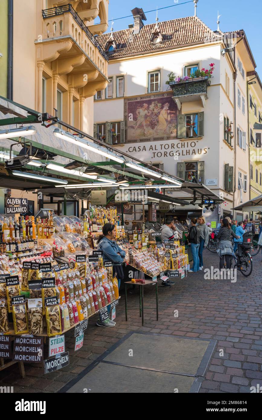 Mercato di Bolzano, vista delle bancarelle specializzate in prodotti regionali nel mercato di Piazza Erbe, centro storico di Bolzano, Italia Foto Stock