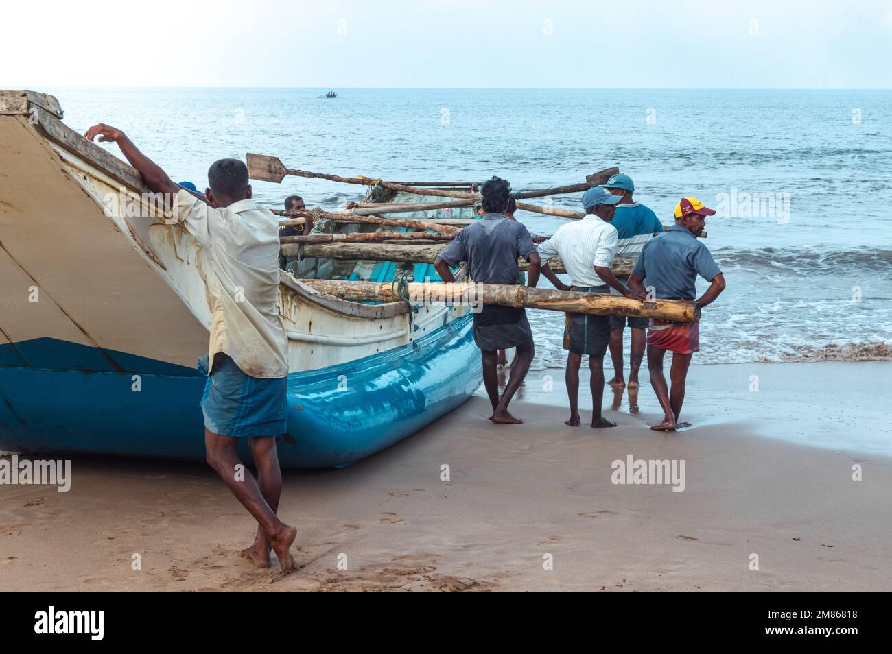 I pescatori tirano le loro reti sulla spiaggia. Foto Stock