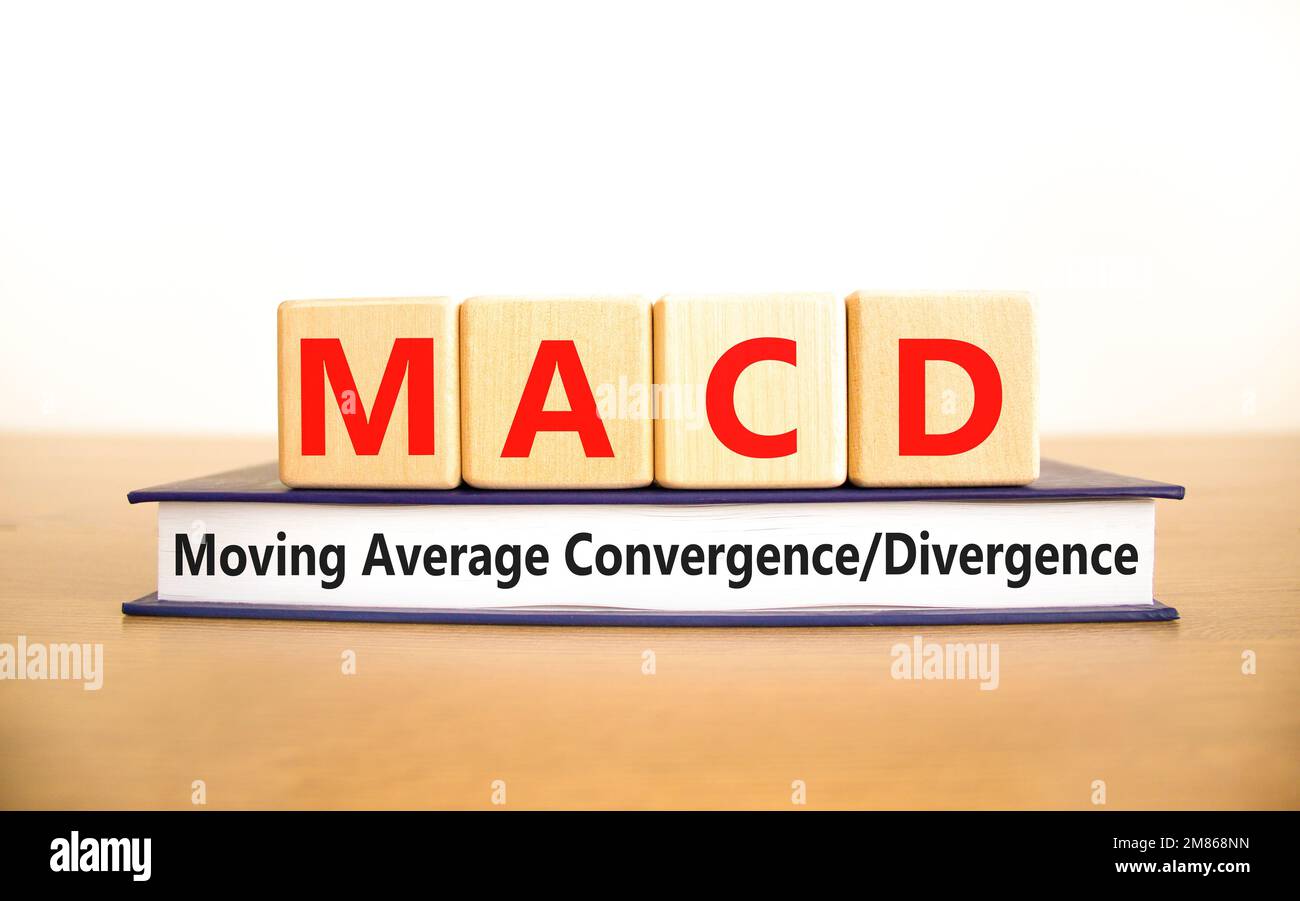Simbolo MACD. Concetto parole MACD movimento media convergenza divergenza su blocco di legno su sfondo bianco bello. Business MACD Moving Average conv Foto Stock
