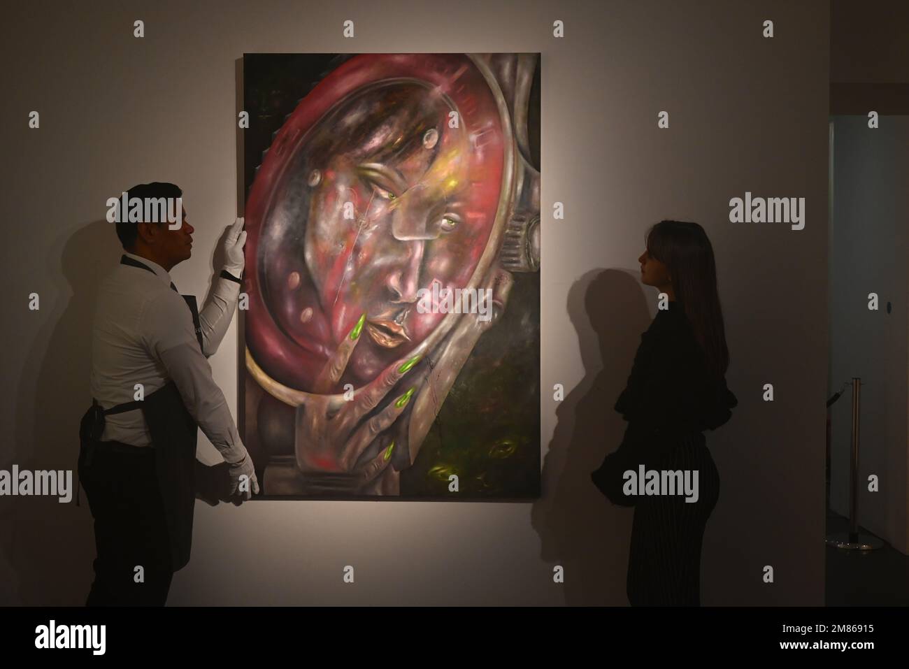 Christie’s presenta il PROSSIMO x Good Eye Projects di Christie, una mostra non-selling di opere di sei artisti di talento, in vista e aperta al pubblico dal 12 al 20 gennaio a Christie’s London. Per questa seconda versione di Christie’s NEXT, una piattaforma per mostrare e sostenere i talenti in crescita, Christie’s ha collaborato con Good Eye Projects. Fondata nel 2022 da Anna Woodward (artista), Scott Franklin (Fondatore, protezione di Property Guardian) e Sam Senchal (Collector & Patron), Good Eye Projects è un nuovo programma di residenza di artisti con sede a Londra che supporta artisti emergenti e di prima carriera. Occhio buono. Foto Stock