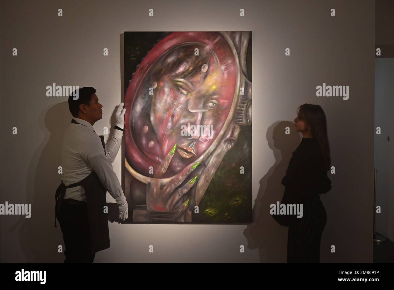 Christie’s presenta il PROSSIMO x Good Eye Projects di Christie, una mostra non-selling di opere di sei artisti di talento, in vista e aperta al pubblico dal 12 al 20 gennaio a Christie’s London. Per questa seconda versione di Christie’s NEXT, una piattaforma per mostrare e sostenere i talenti in crescita, Christie’s ha collaborato con Good Eye Projects. Fondata nel 2022 da Anna Woodward (artista), Scott Franklin (Fondatore, protezione di Property Guardian) e Sam Senchal (Collector & Patron), Good Eye Projects è un nuovo programma di residenza di artisti con sede a Londra che supporta artisti emergenti e di prima carriera. Occhio buono. Foto Stock