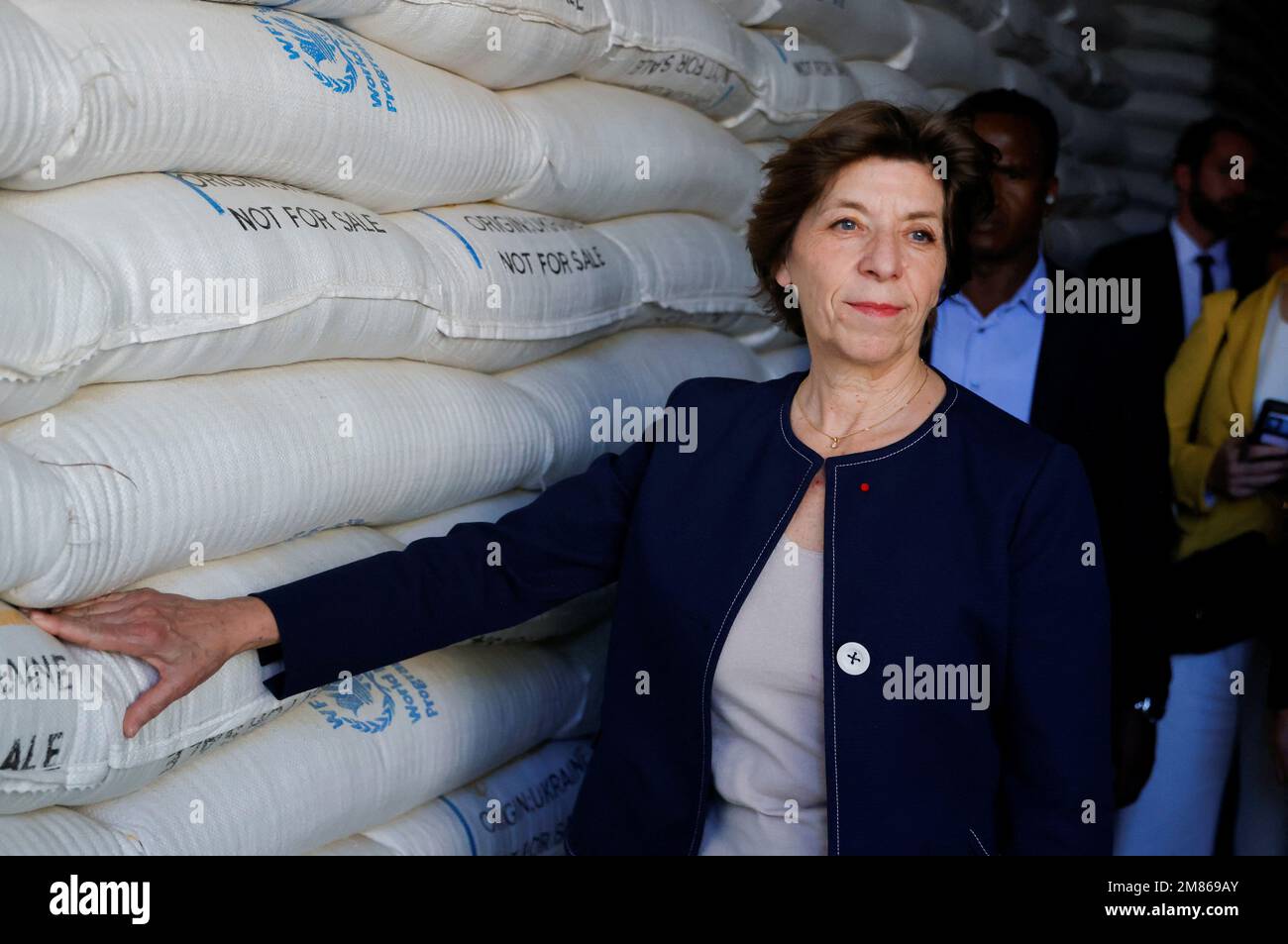 Il Ministro degli esteri francese Catherine colonna ispeziona i sacchetti di grano donati durante la sua visita al magazzino del programma alimentare Mondiale (PAM) ad Adama, Etiopia, 12 gennaio 2023. REUTERS/Tiksa Negeri Foto Stock