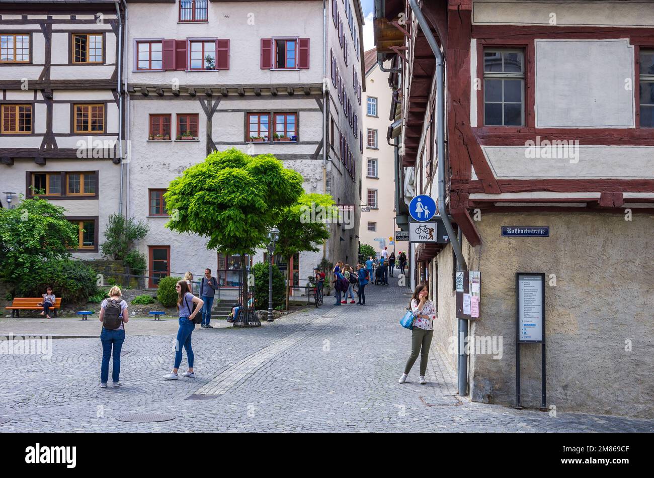 Vivace scena quotidiana in piazza Gespinstmarkt nella città vecchia di Ravensburg, Baden-Württemberg, alta Svevia, Germania, 23 maggio, 2018. Foto Stock