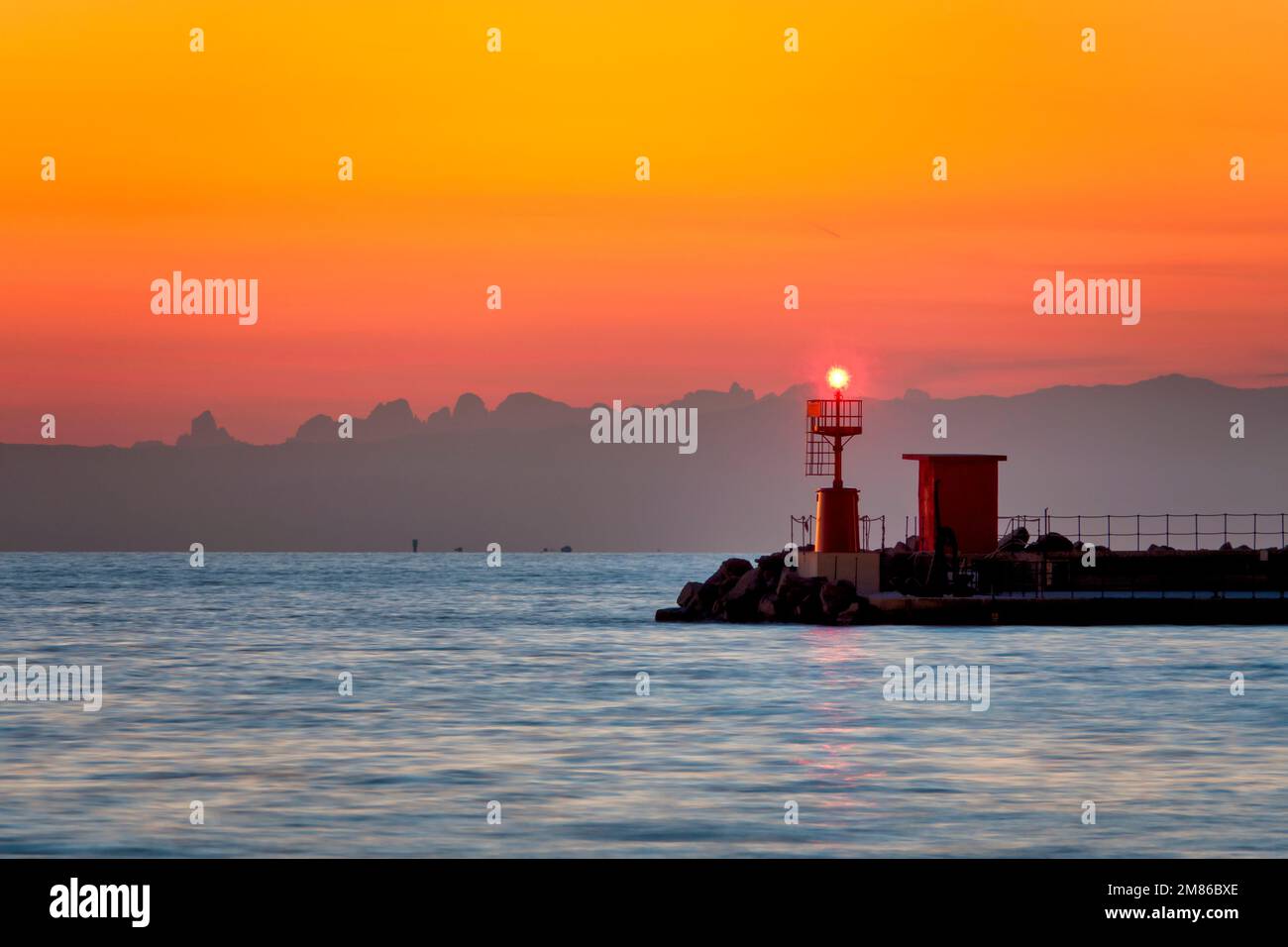 Piccolo faro all'ingresso del vecchio porto di Trieste Foto Stock