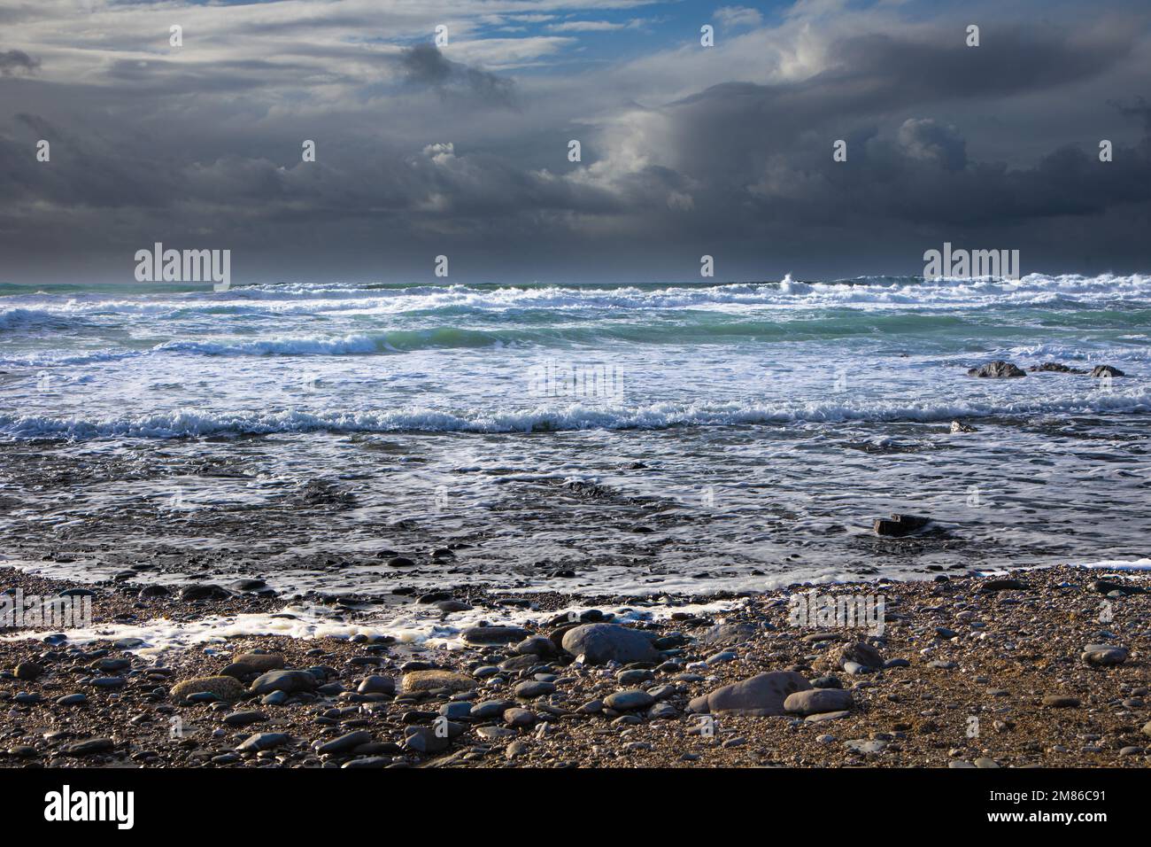 La tempesta si avvicina a una spiaggia rocciosa della Cornovaglia a Dollar Cove The Lizard, Cornovaglia Foto Stock