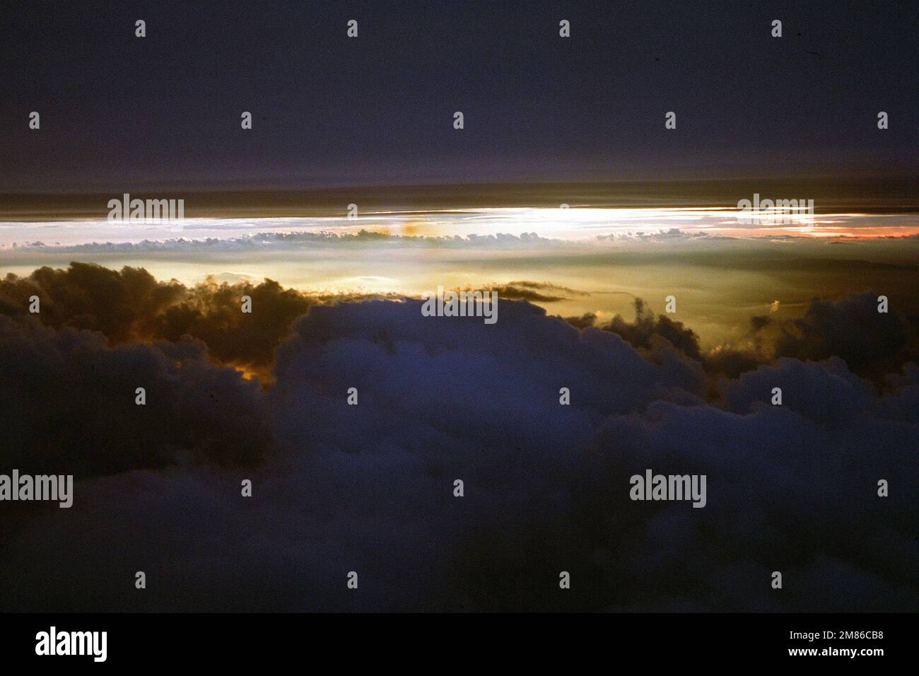 Vista delle nuvole e del tramonto da un aereo in volo. Data esatta dell'acquisizione sconosciuta. Paese: Sconosciuto Foto Stock