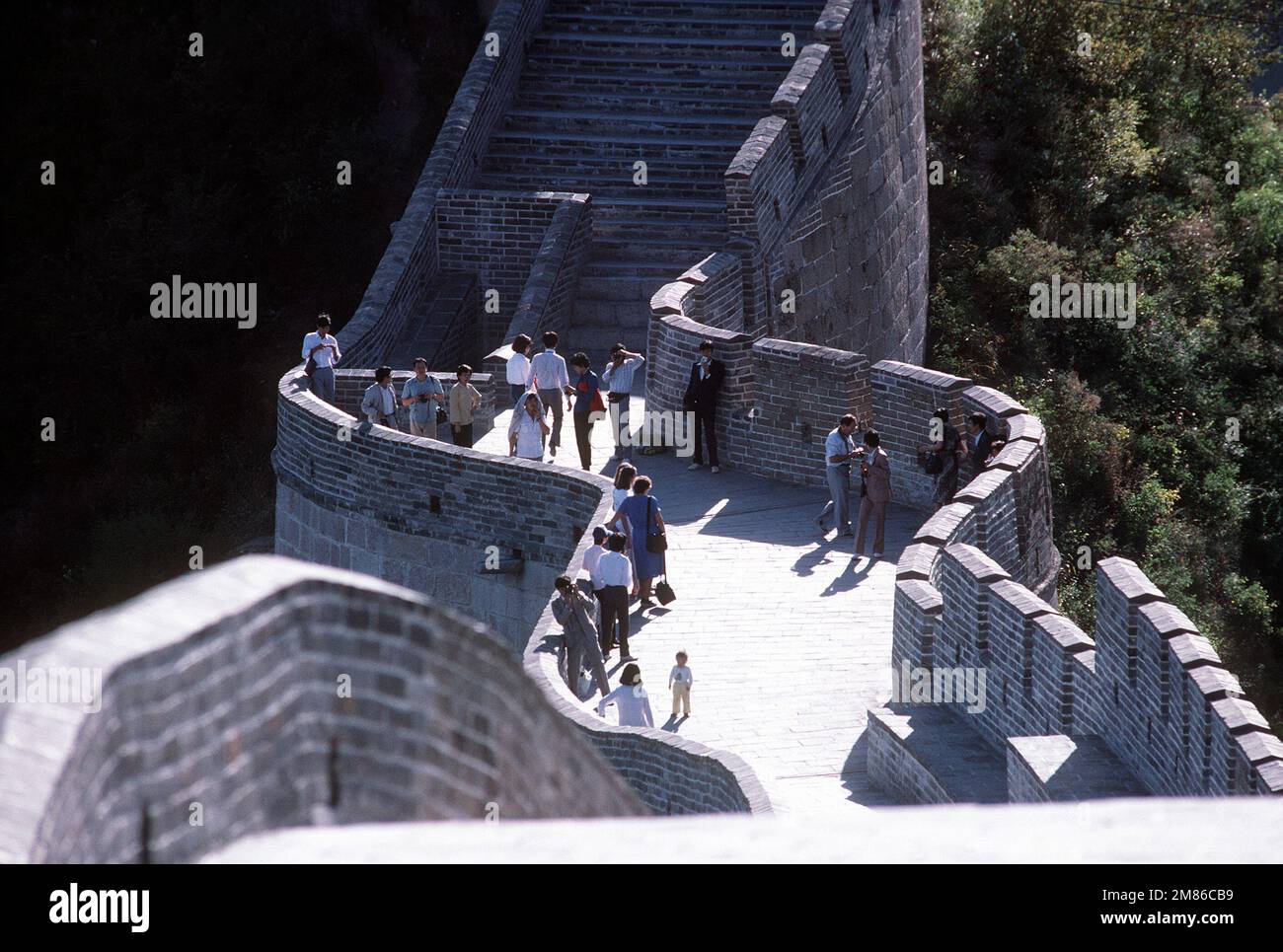 Una vista di una parte della Grande Muraglia situata a nord-ovest e a nord di Pechino che mostra il passaggio sulla cima del muro. La costruzione del muro iniziò nel 7th secolo a.C. dal primo imperatore Quin Shui Hunag di. E 'alto 25 metri e quasi 25 metri di spessore in luoghi, il muro originale, 1500 miglia di lunghezza, ha impiegato dieci anni per completare. Nel 1368 d.C. la Dinastia Ming continuò la sua costruzione per 200 anni e ora ha una lunghezza di oltre 3750 miglia. Data esatta dell'acquisizione sconosciuta. Paese: Cina (CHN) Foto Stock