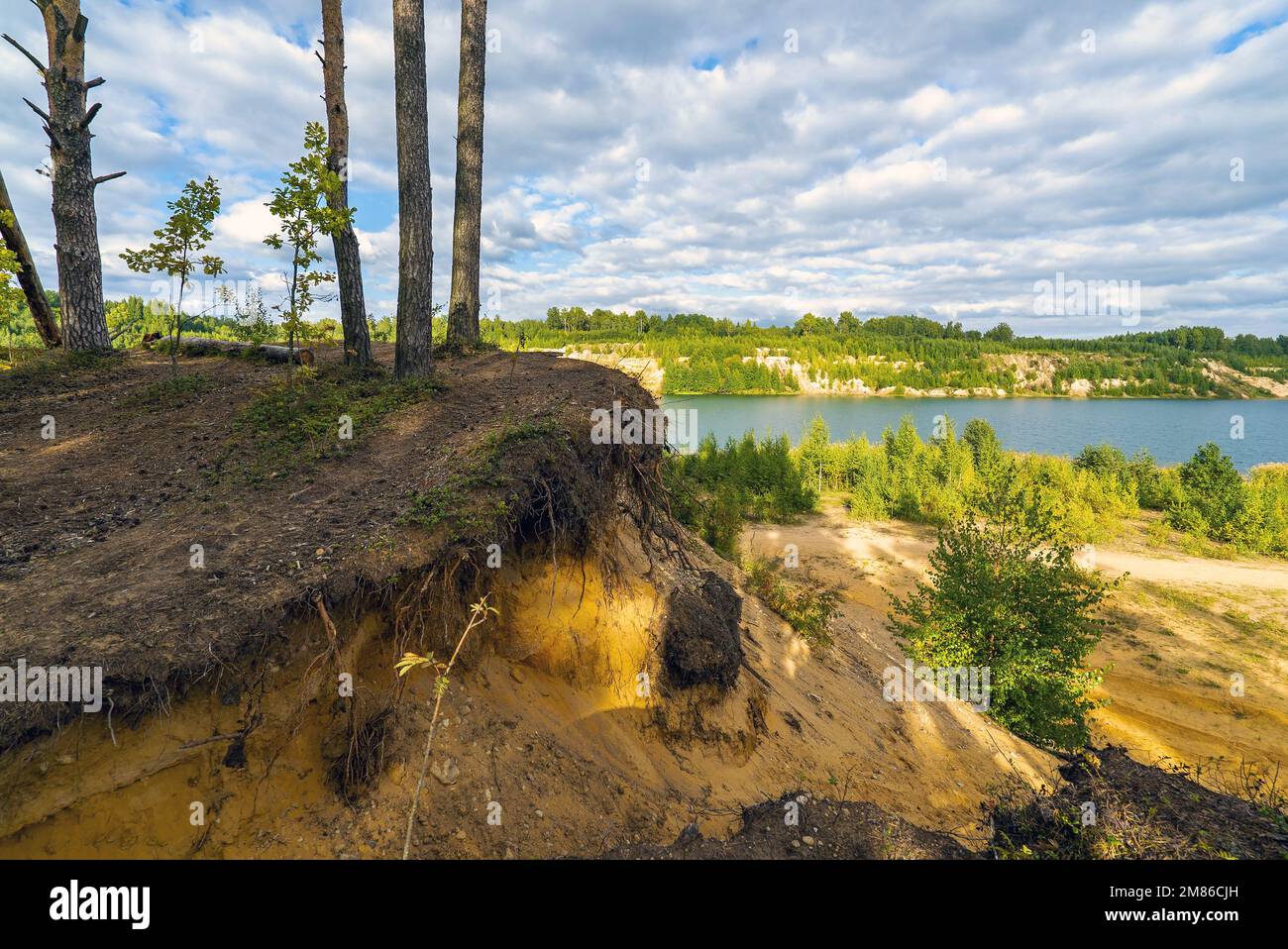 Paesaggio estivo di una cava d'acqua. Regione di Leningrado. Vsevolozhsk. Foto Stock