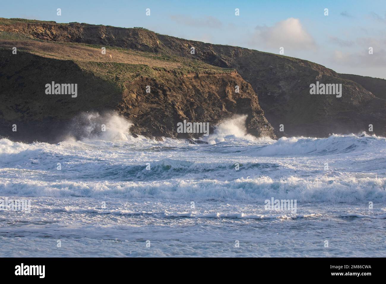 Mari accidentati con onde che si schiantano sulle rocce della Cornovaglia, Dollar Cove, The Lizard, Cornovaglia Foto Stock