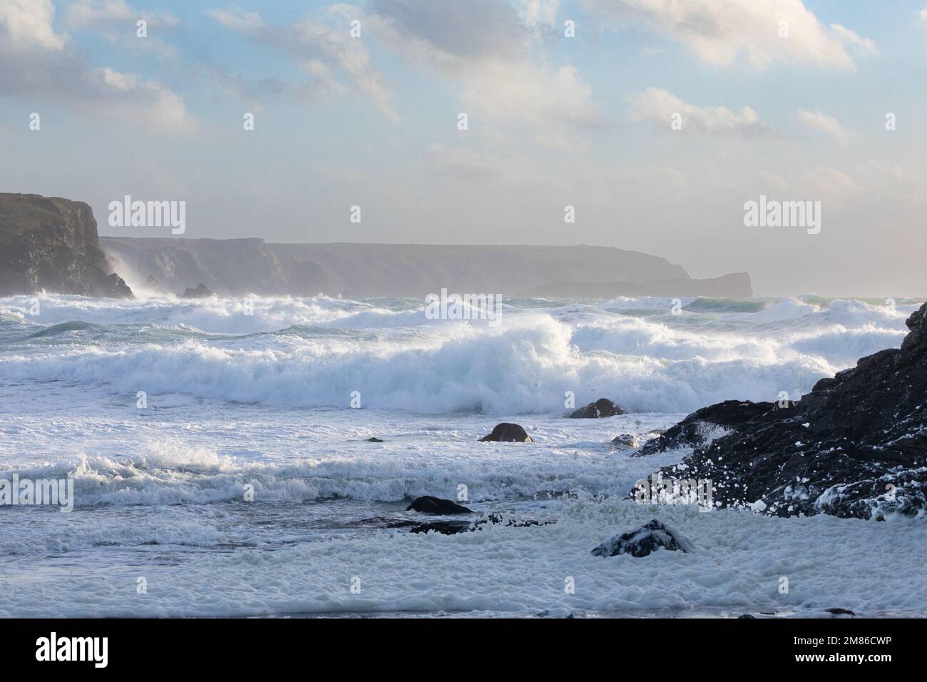 Mari accidentati con onde che si schiantano sulle rocce della Cornovaglia, Dollar Cove, The Lizard, Cornovaglia Foto Stock