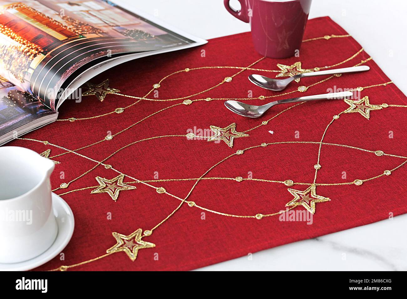 Canovaccio, tovagliolo o posate da cucina su panno isolato o con piatto, posate e bicchieri Foto Stock