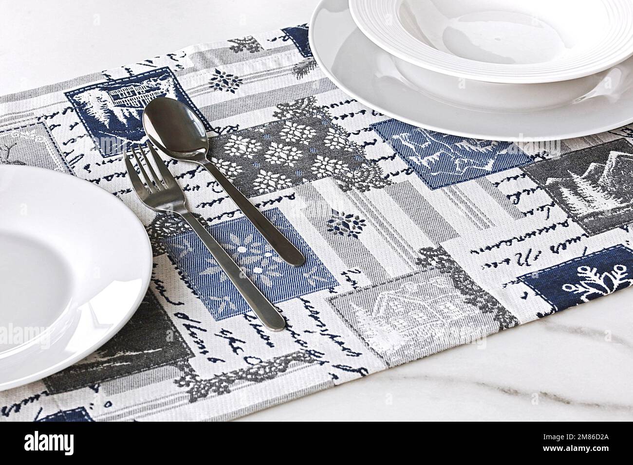Canovaccio, tovagliolo o posate da cucina su panno isolato o con piatto, posate e bicchieri Foto Stock