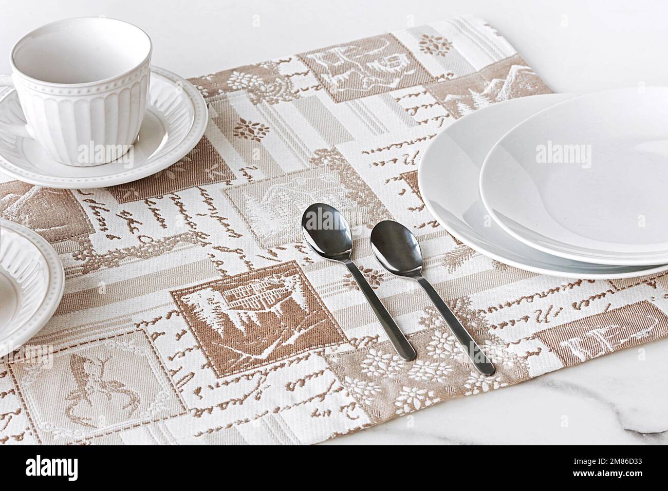 Canovaccio, tovagliolo o posate da cucina su panno isolato o con piatto, posate e bicchieri Foto Stock