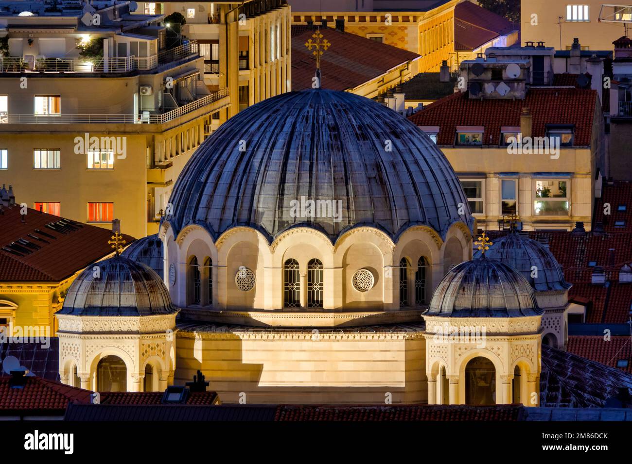 Cupole della Chiesa di San Spiridione di notte, Trieste, Italia Foto Stock