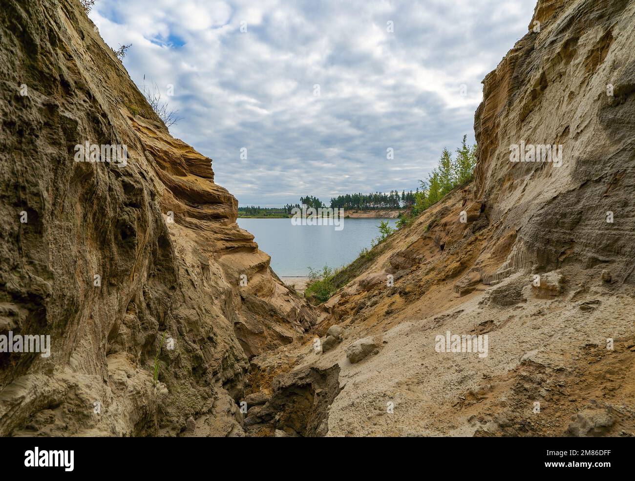 Paesaggio estivo di una cava d'acqua. Regione di Leningrado. Vsevolozhsk. Foto Stock