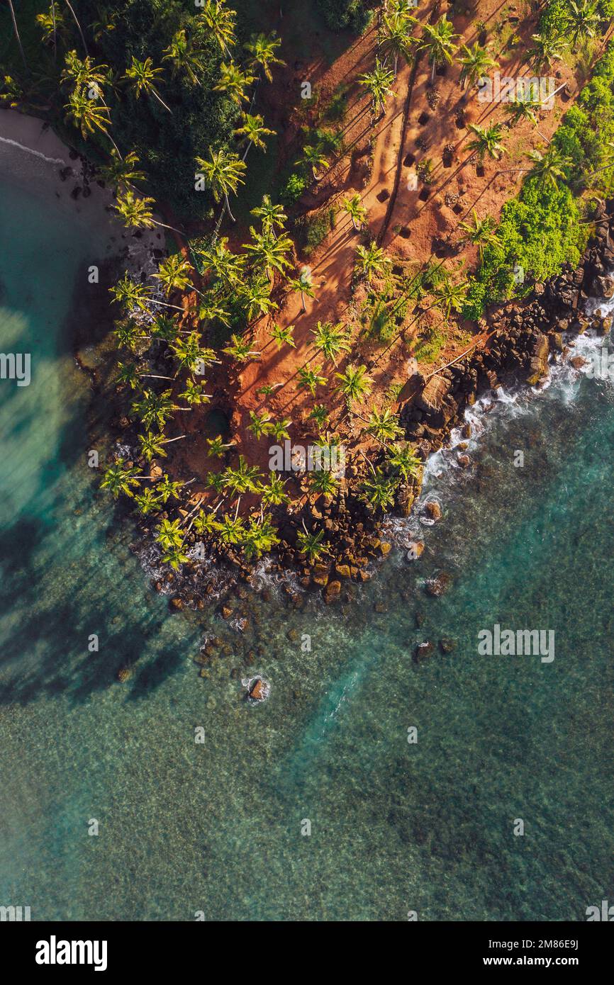 La famosa foto aerea di Coconut Tree Hill con un bellissimo punto di riferimento della natura a Mirissa, nel distretto di Matara, nello Sri Lanka. Paesi asiatici esotici e. Foto Stock