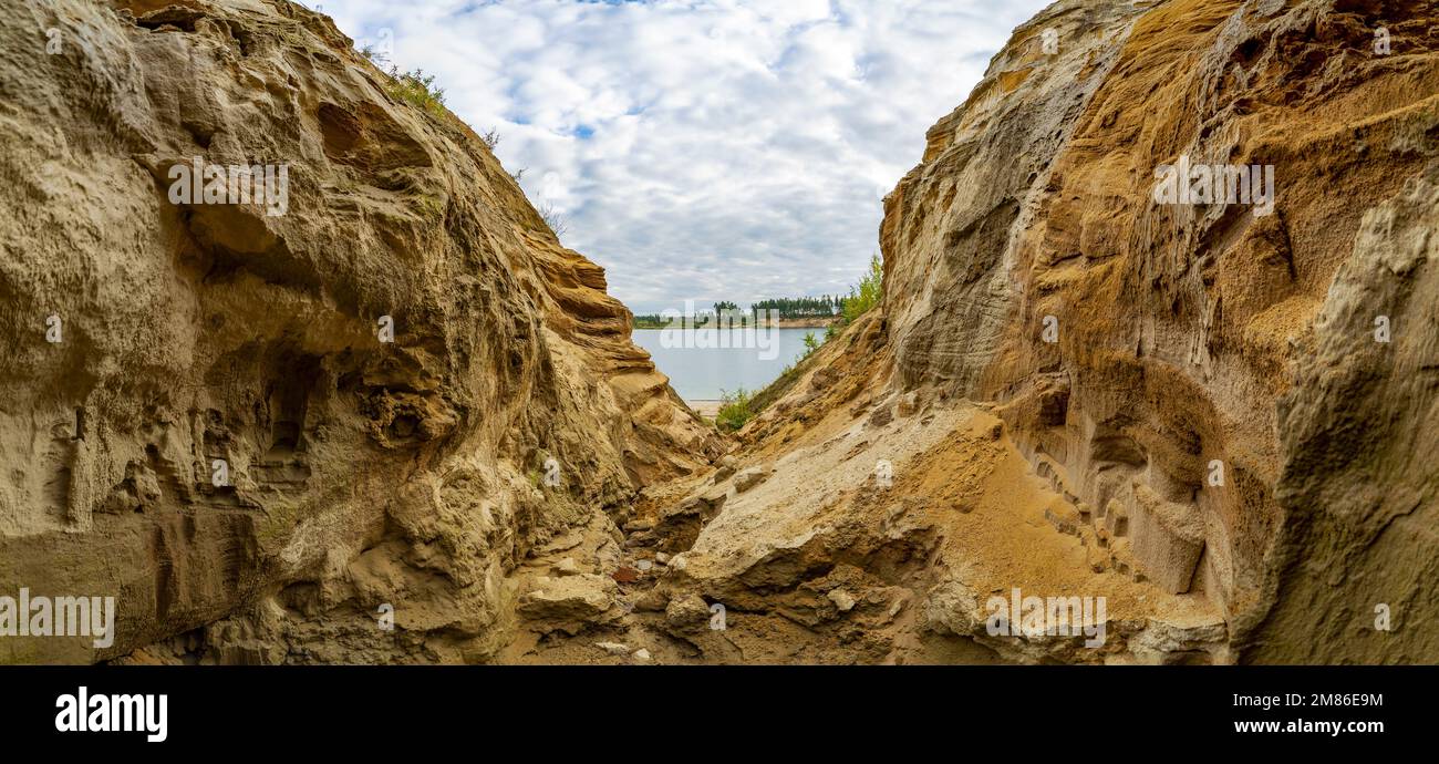 Paesaggio estivo di una cava d'acqua. Regione di Leningrado. Vsevolozhsk. Foto Stock