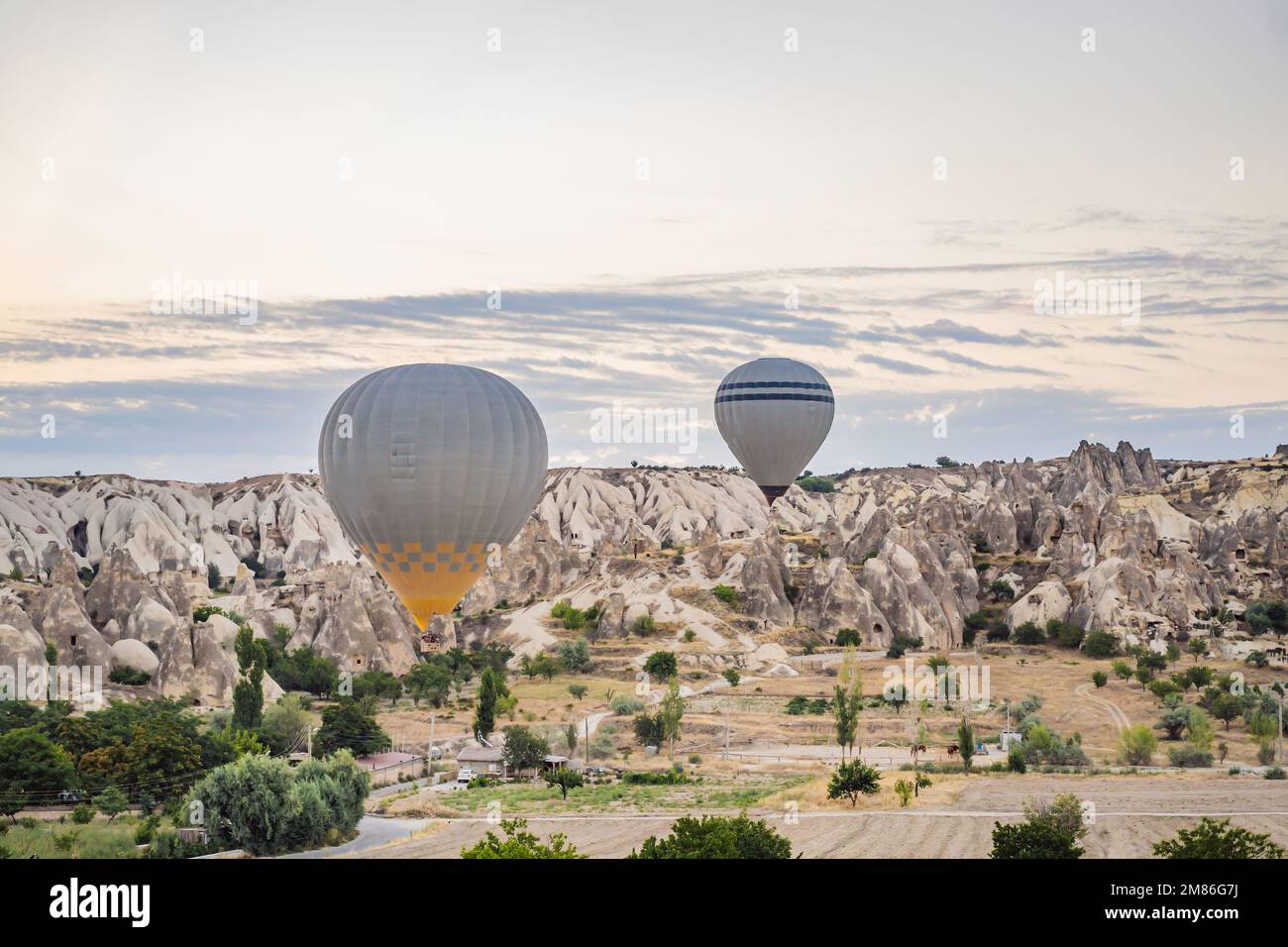 Palloncino colorato ad aria calda che sorvola la Cappadocia, Turchia Foto Stock