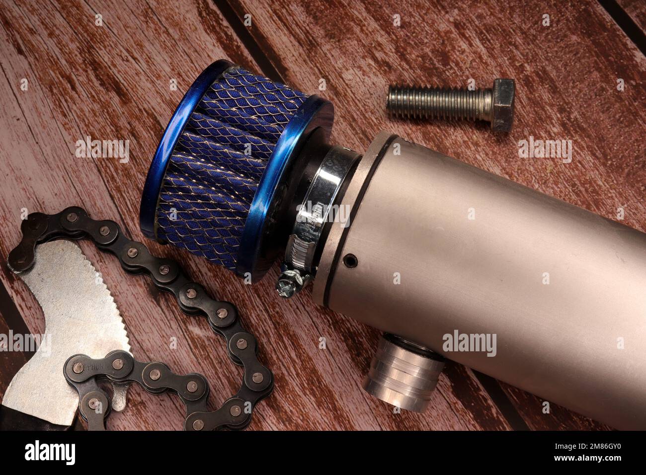 filtro del gas dell'olio motore e sfiato su sfondo di legno Foto Stock