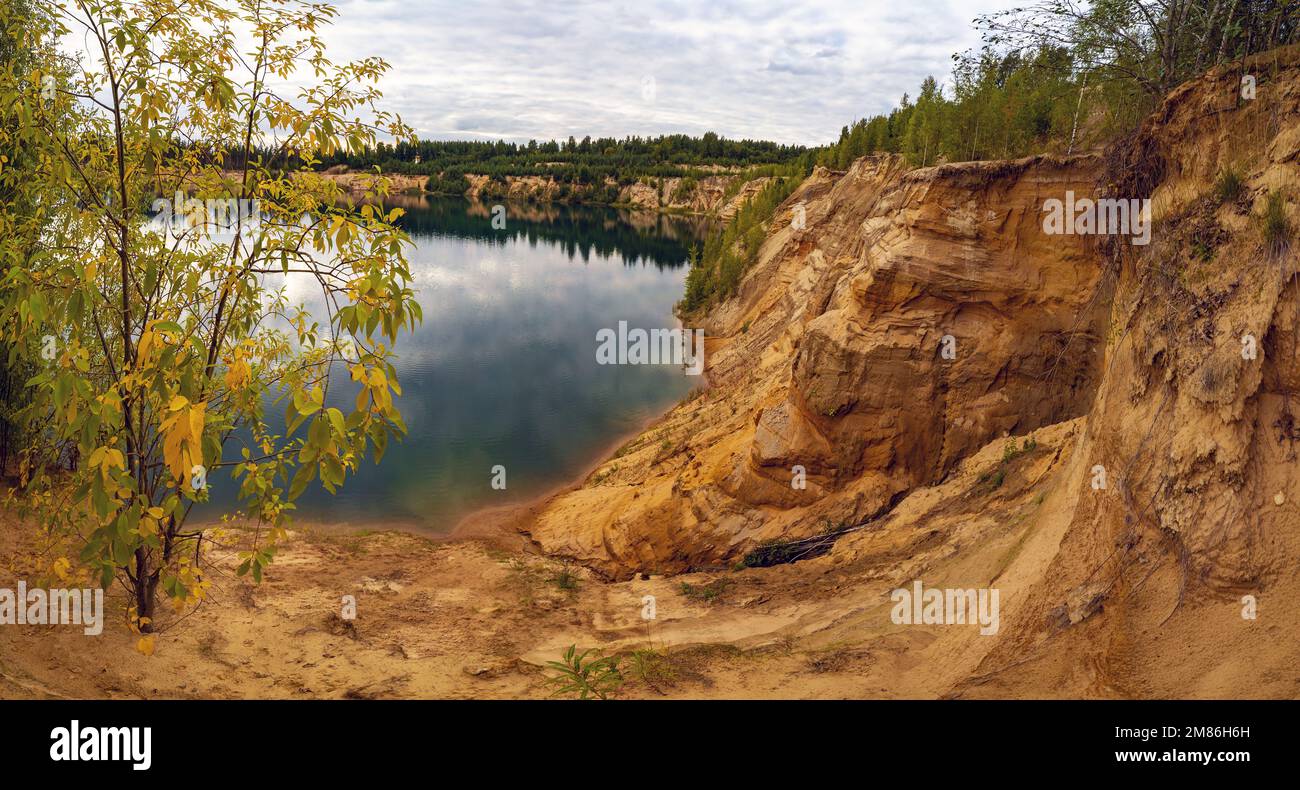 Paesaggio estivo di una cava d'acqua. Regione di Leningrado. Vsevolozhsk. Foto Stock