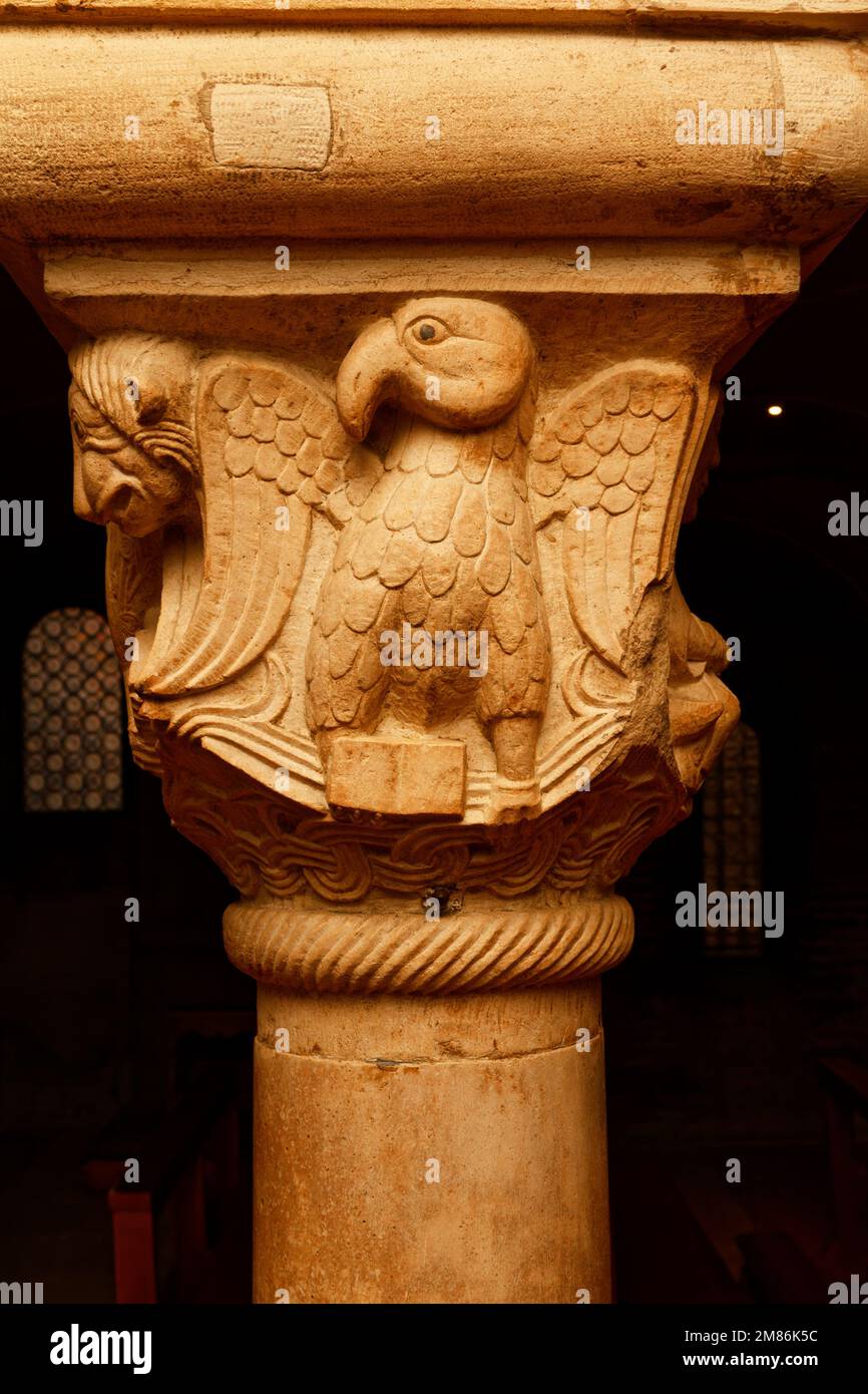 Aquila alata, simbolo di San Giovanni, particolare della capitale nella cripta raffigurante i quattro evangelisti (fine del 11th) - Cattedrale di Modena, Italia Foto Stock