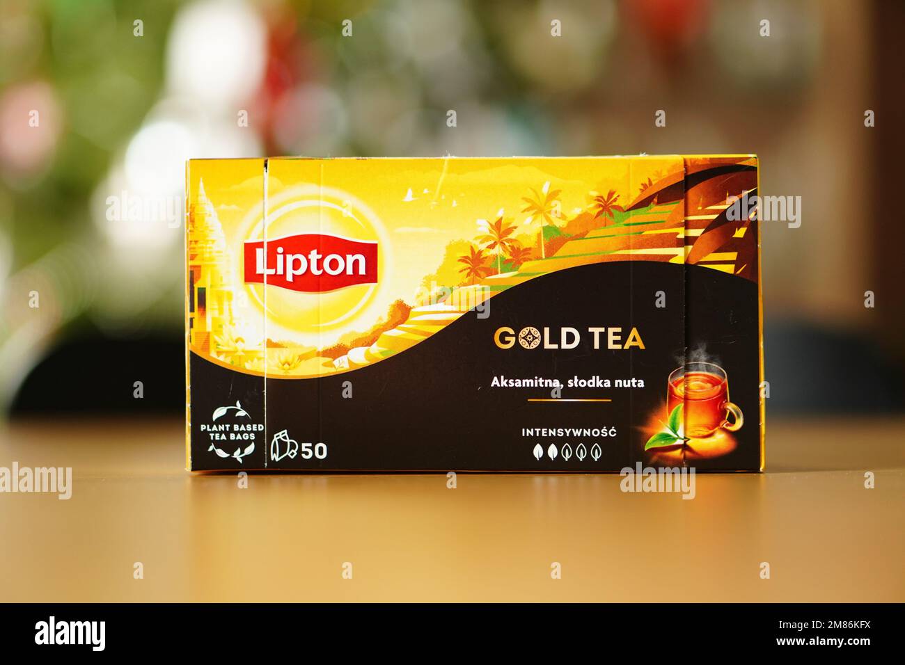 Un fuoco morbido di una scatola di un tè d'oro del marchio Lipton su un tavolo Foto Stock