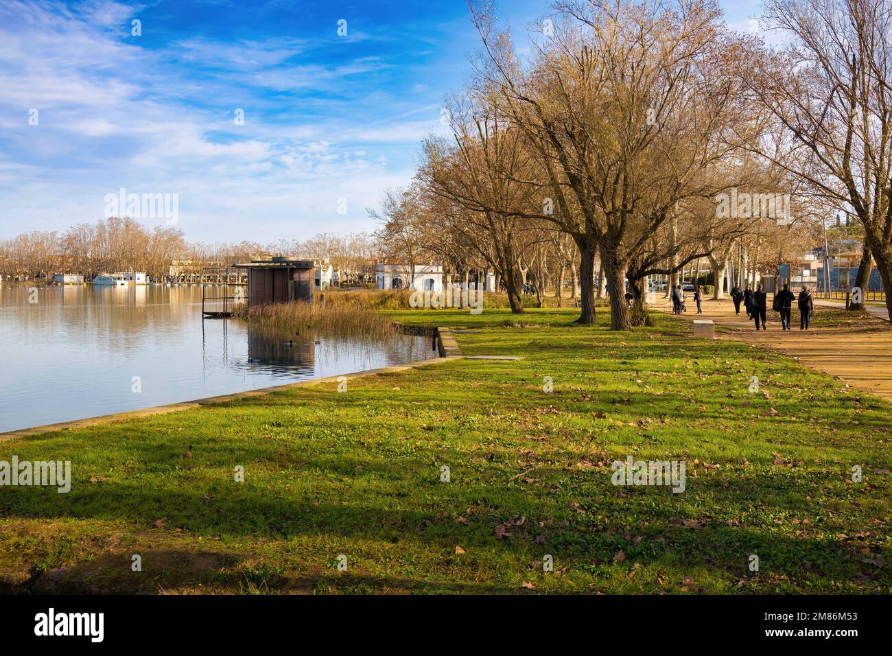 Vista panoramica sul lago Banyoles con il lungomare che lo costeggia. Catalogna, Spagna Foto Stock