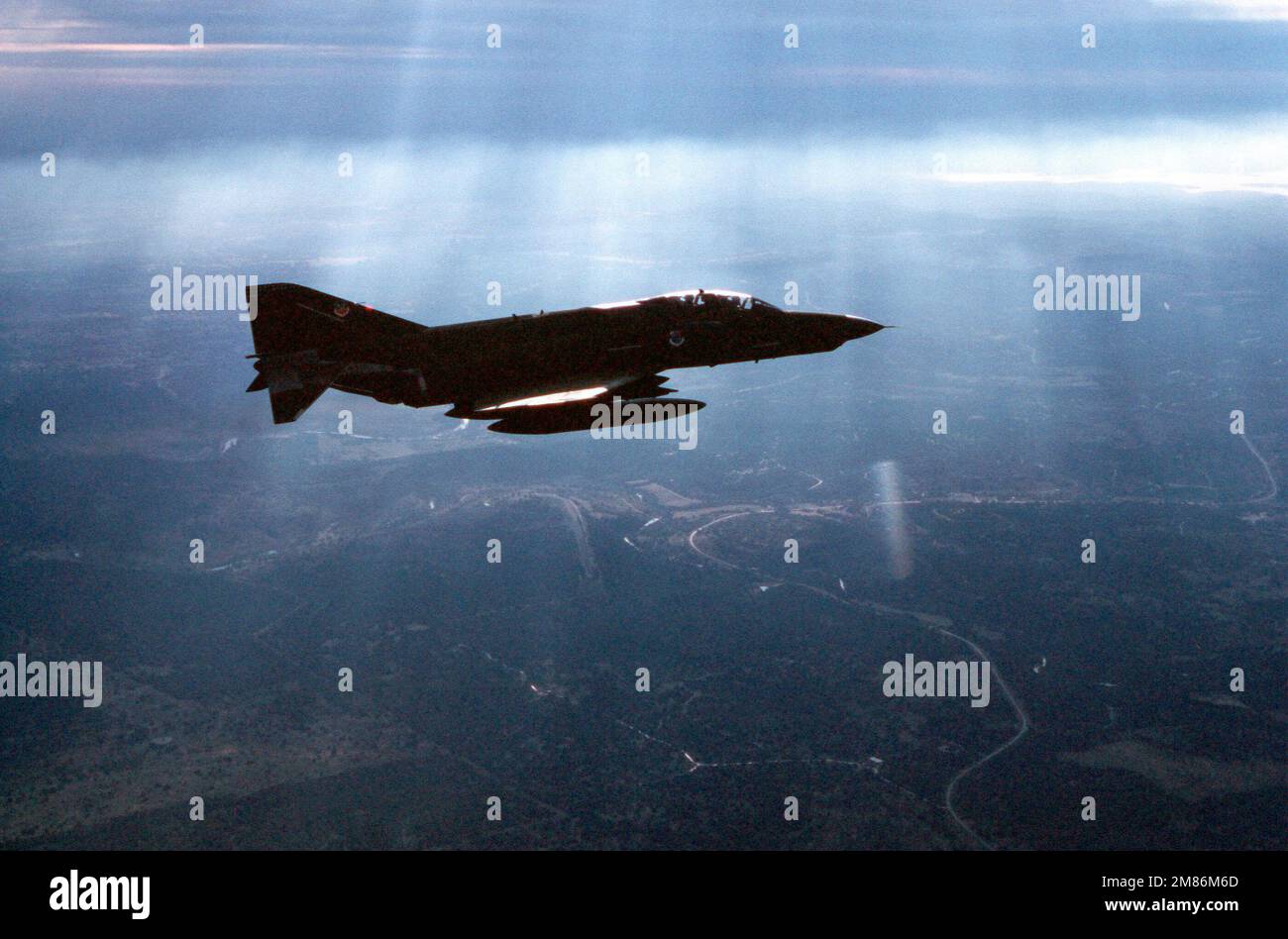 Un aeromobile 67th Tactical Reconnaissance Wing RF-4C Phantom II passa sopra la base durante il Reconnaissance Air Meet (RAM) '86. Base: Bergstrom Air Force base Stato: Texas (TX) Paese: Stati Uniti d'America (USA) Foto Stock