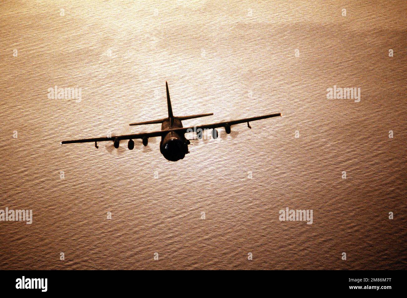 Vista frontale Air-to-Air della mitragliatrice Special Operations Wing AC-130 Hercules in una missione di addestramento sul Golfo del Messico. Data esatta dell'acquisizione sconosciuta. Paese: Sconosciuto Foto Stock