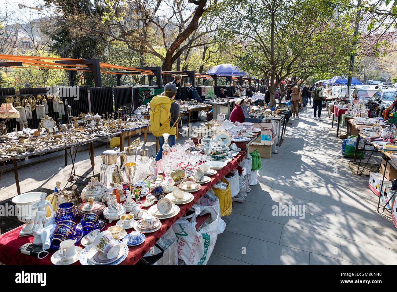 I bambini visitano il mercato delle pulci all'aperto, il mercato di Dry Bridge con interessanti oggetti vintage e souvenir georgiani e dell'era russa, Tbilisi, Georgia Foto Stock