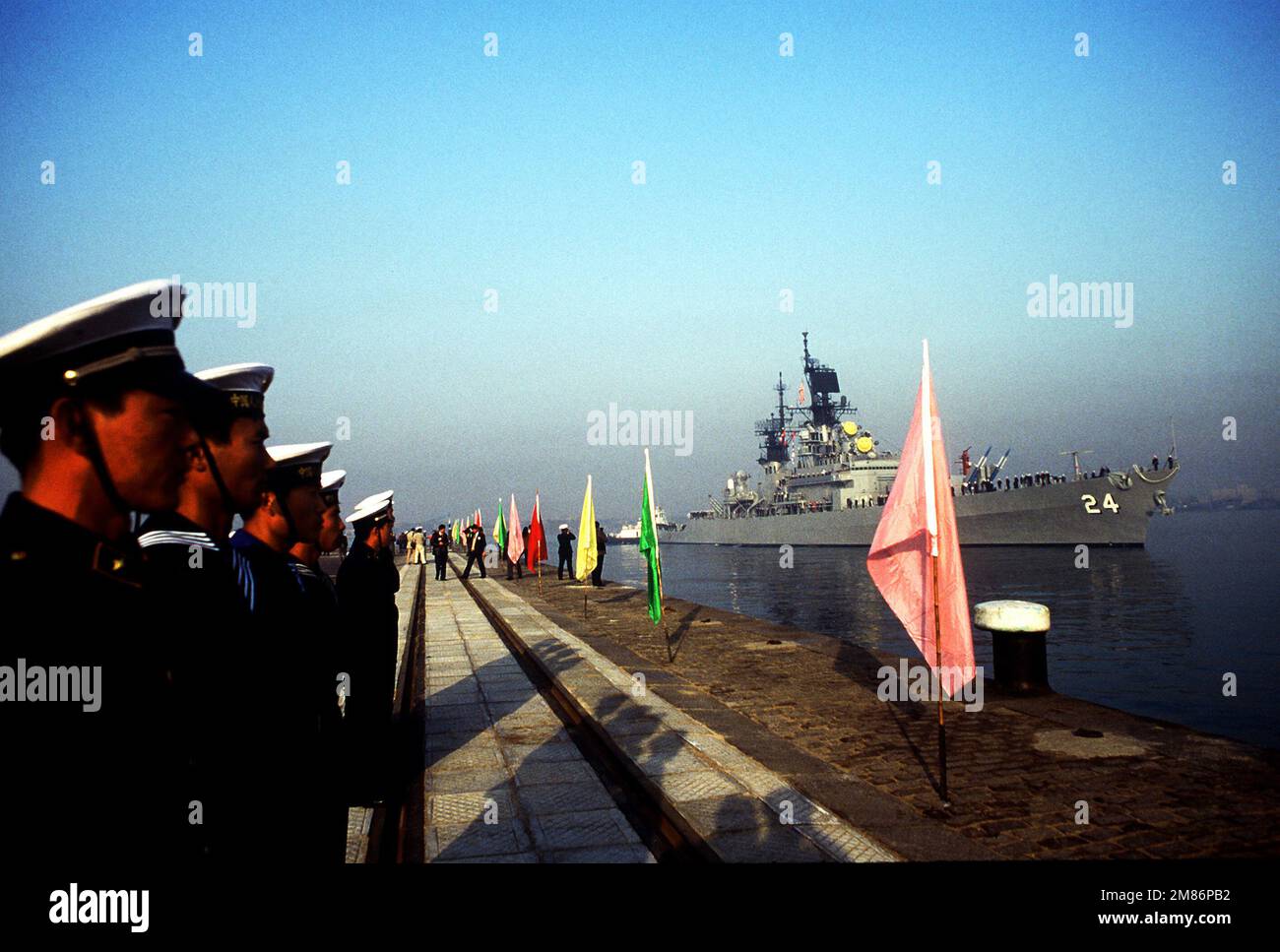 Il personale navale cinese allinea il molo per l'arrivo dell'incrociatore missilistico guidato USS REEVES (CG-24). REEVES fa parte dei primi Stati Uniti Contingente di navi da guerra della Marina per visitare la Cina in quarant'anni. Base: Qingdao Stato: Shanghi Nazione: Cina (CHN) Foto Stock