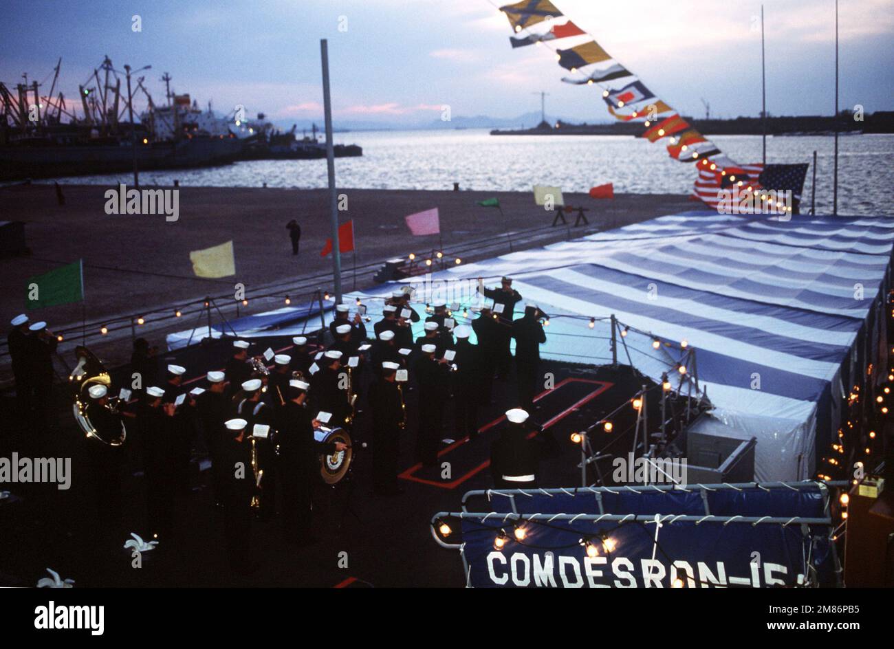 I musicisti della Marina suonano durante una cerimonia dei colori a bordo dell'incrociatore missilistico guidato USS REEVES (CG-24) nel porto. REEVES fa parte dei primi Stati Uniti Contingente di navi da guerra della Marina per visitare la Cina in quarant'anni. Base: Qingdao Stato: Shanghi Nazione: Cina (CHN) Foto Stock