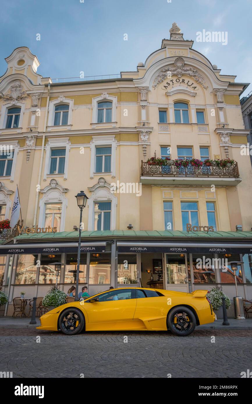 Vista laterale della moderna Lamborghini Murcielago 2010 di fronte al vecchio hotel di lusso Radisson Blu Royal Astorija Vilnius Lituania Foto Stock