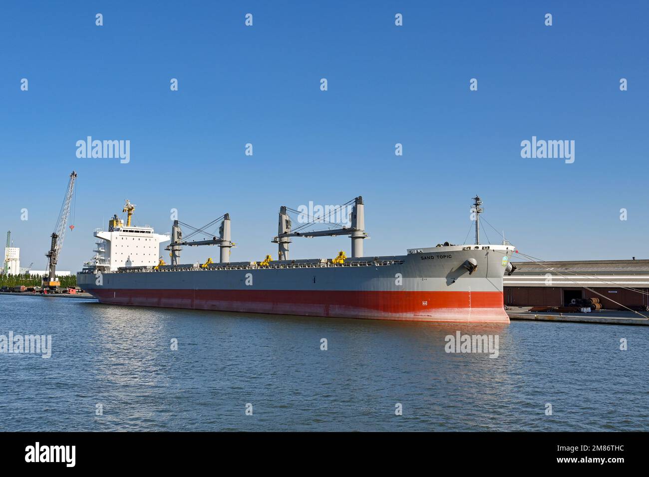 Anversa, Belgio - Agosto 2022: Grande nave portarinfuse Sand Topic ormeggiato nel porto della città per scaricare il suo carico Foto Stock