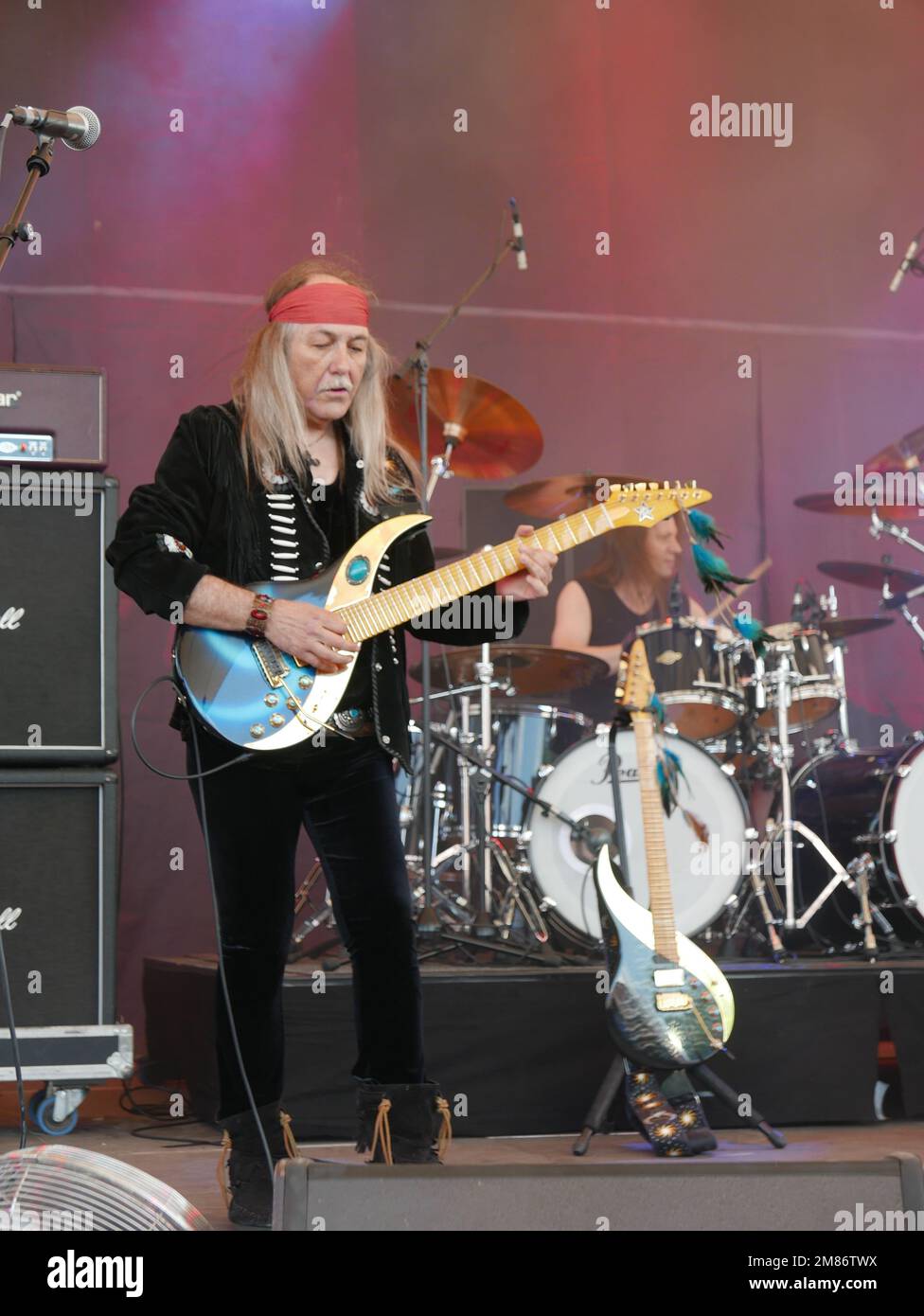 L'ex chitarrista Scorpions Uli Jon Roth vive sul palco con la sua rock band al Rockhard-Festival Gelsenkirchen, 2018. Foto Stock