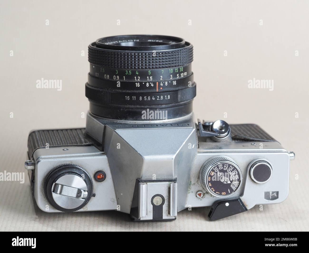 In questa foto, fotocamera Praktica DTL3 con obiettivo Pentacon Multi Coating da 1.8/50 mm. Pentacon Praktica DTL3 è una fotocamera reflex a obiettivo singolo della Pentacon, società di Dresda. La telecamera appartiene alla serie L ed è il successore del Praktica LTL2. Prodotto dal 1979 al 1982. Foto Stock