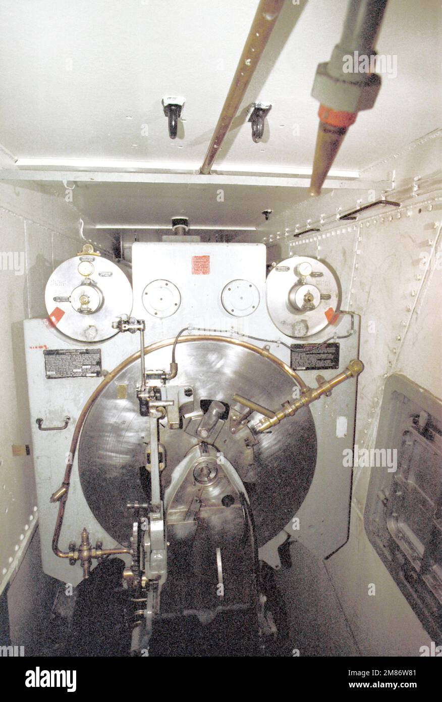 Una vista della breccia chiusa su uno dei cannoni Mark di calibro 7 16 pollici/50 a bordo della nave da guerra USS IOWA (BB-61). Paese: Sconosciuto Foto Stock