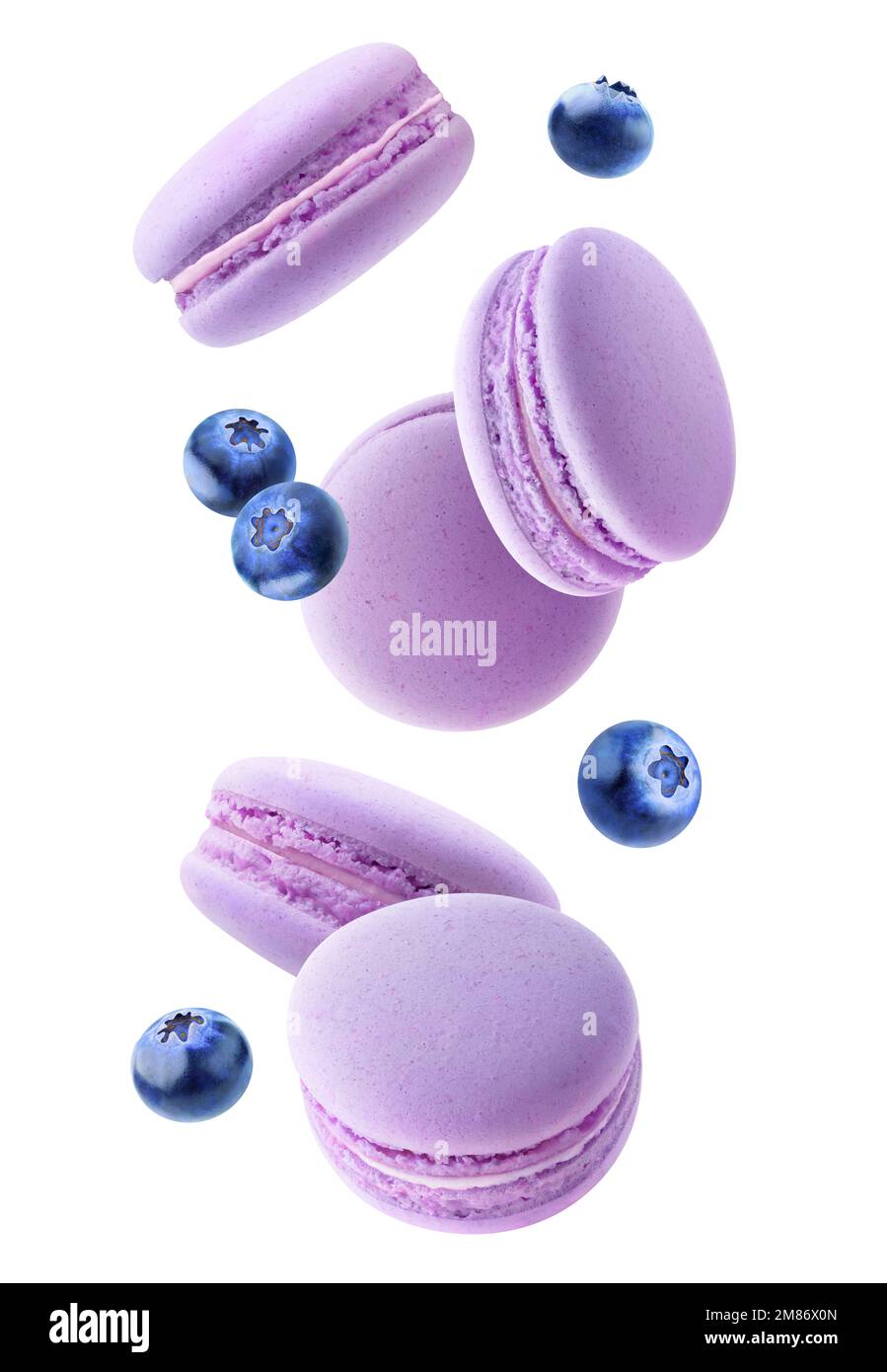 Biscotti al macarone volanti con frutta nell'aria, isolati verticalmente su sfondo bianco Foto Stock