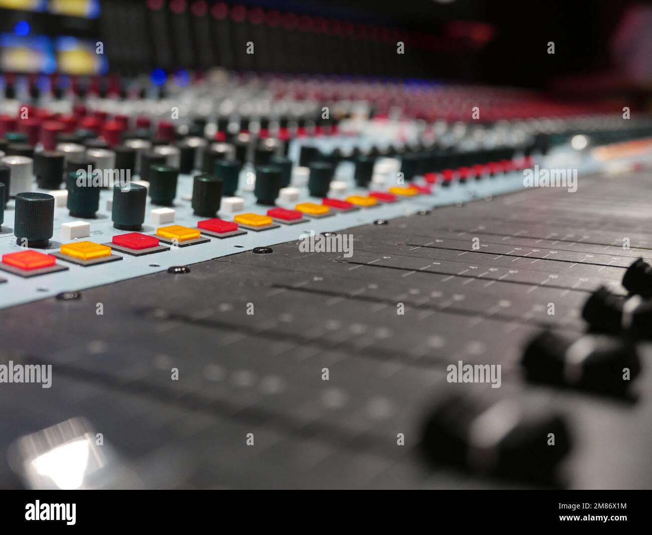 Console di mixaggio per registrazione audio con fader e manopole. Foto Stock