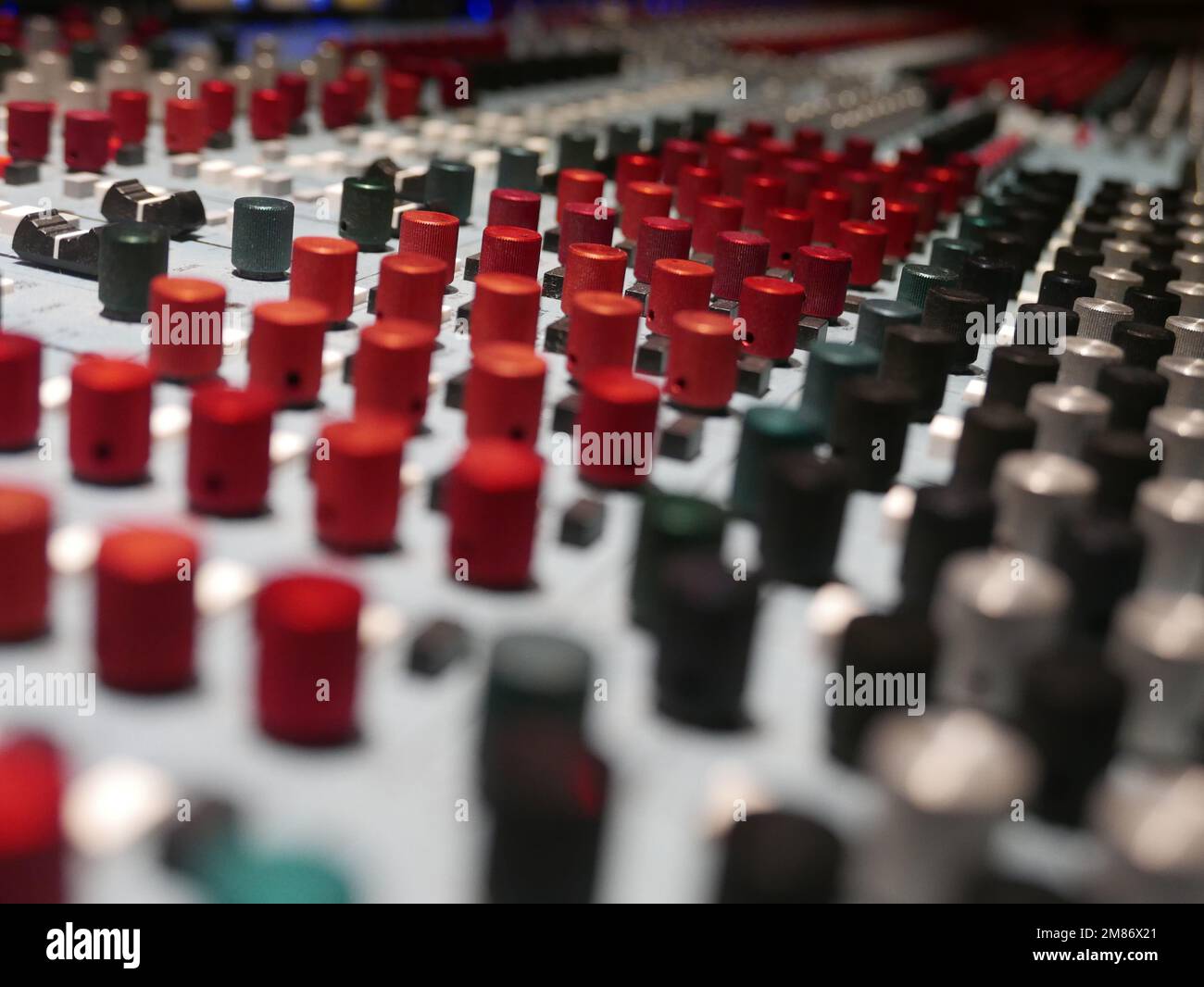 Console di mixaggio per registrazione audio con fader e manopole. Foto Stock