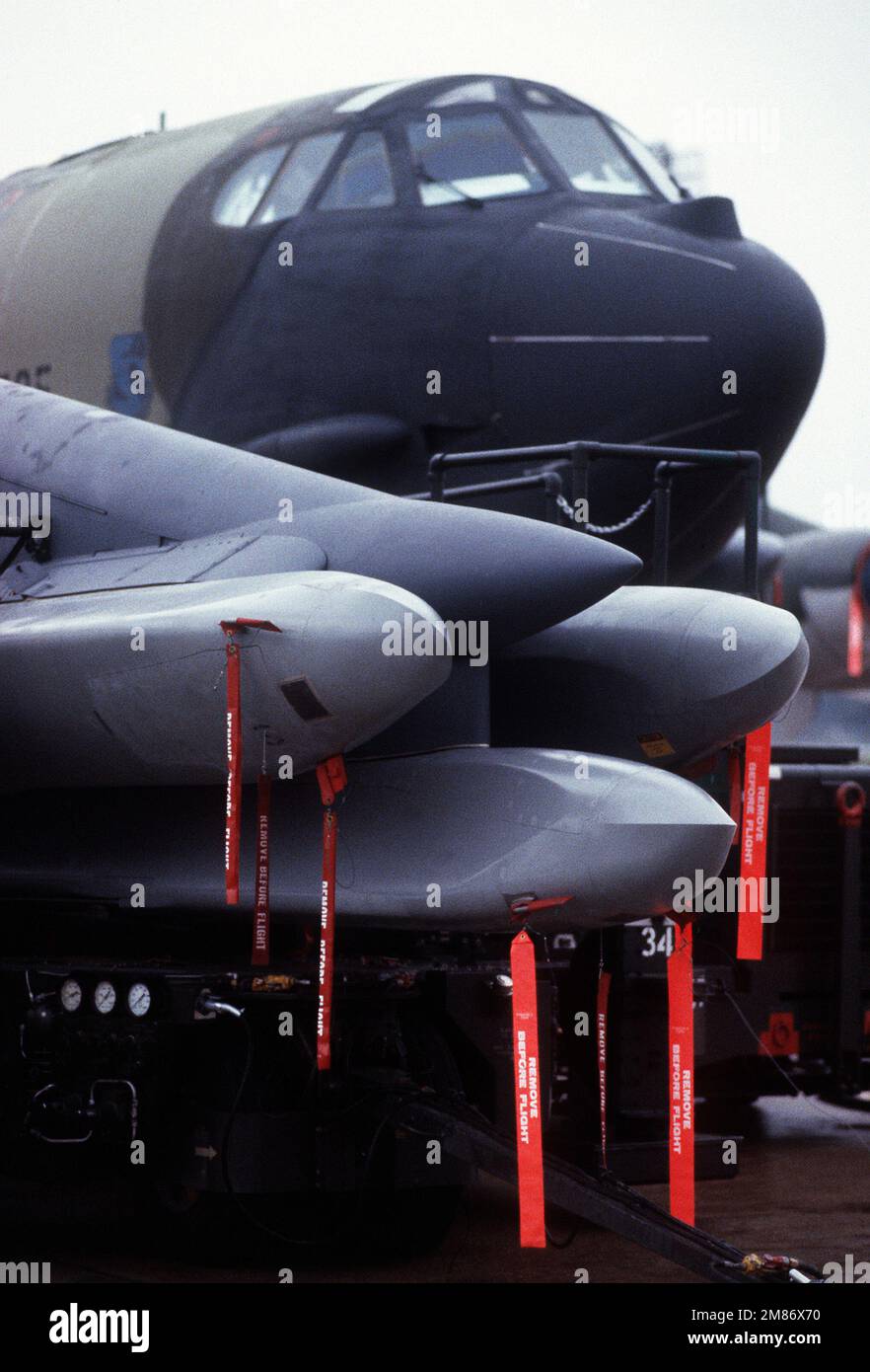 I cartellini rossi appendono a tre missili da crociera lanciati dall'AGM-86B prima di essere caricati su un aereo B-52G Stratofortress durante un'ispezione di preparazione operativa da parte del Team Generale dell'ispettore dell'Air Command strategico. Base: Barksdale Air Force base Stato: Louisiana (LA) Paese: Stati Uniti d'America (USA) Foto Stock