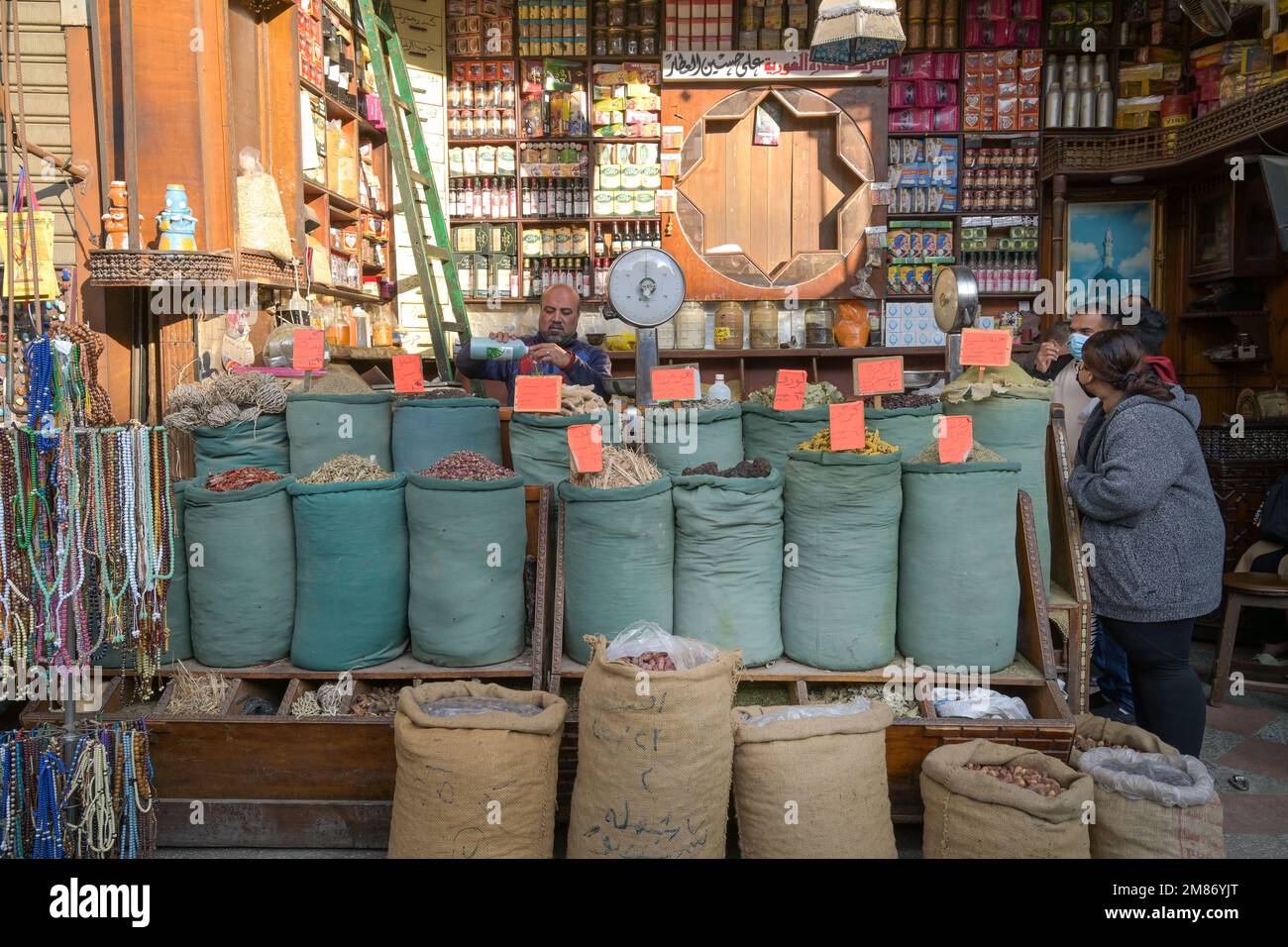 Verkauf, Trockenfrüchte, Tee und Gewürze, Khan el-Khalili Basar, Altstadt, Kairo, Ägypten Foto Stock