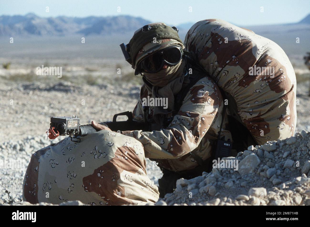 SSGT Miguel J. Solis, poliziotto di sicurezza con 482nd Weapon Systems Security Flight, sorveglia il suo posto con un fucile M-16 dotato di un dispositivo di sparo vuoto e trasmettitore multiplo integrato con sistema di aggancio laser (MIGLIA). Solis sta partecipando a Silver Flag Alpha, un programma di formazione della polizia di sicurezza che sottolinea la formazione sulle armi da combattimento e la difesa delle risorse prioritarie su una base aerea. Oggetto operazione/Serie: SILVER FLAG ALPHA Stato: Nevada (NV) Paese: Stati Uniti d'America (USA) Foto Stock