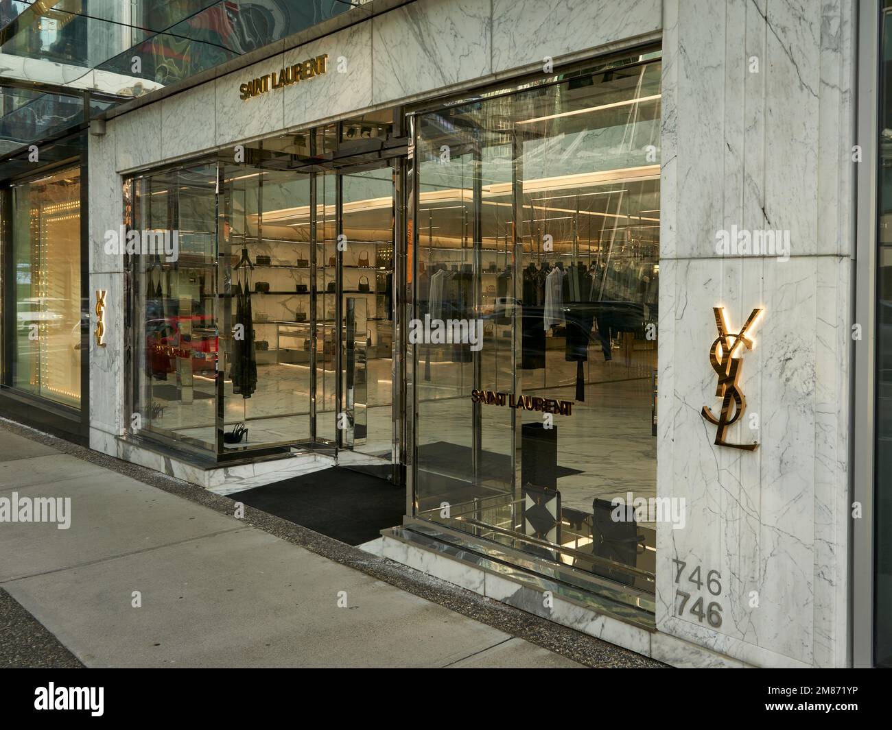 Negozio Yves Saint Laurent nel centro di Vancouver, British Columbia, Canada Foto Stock